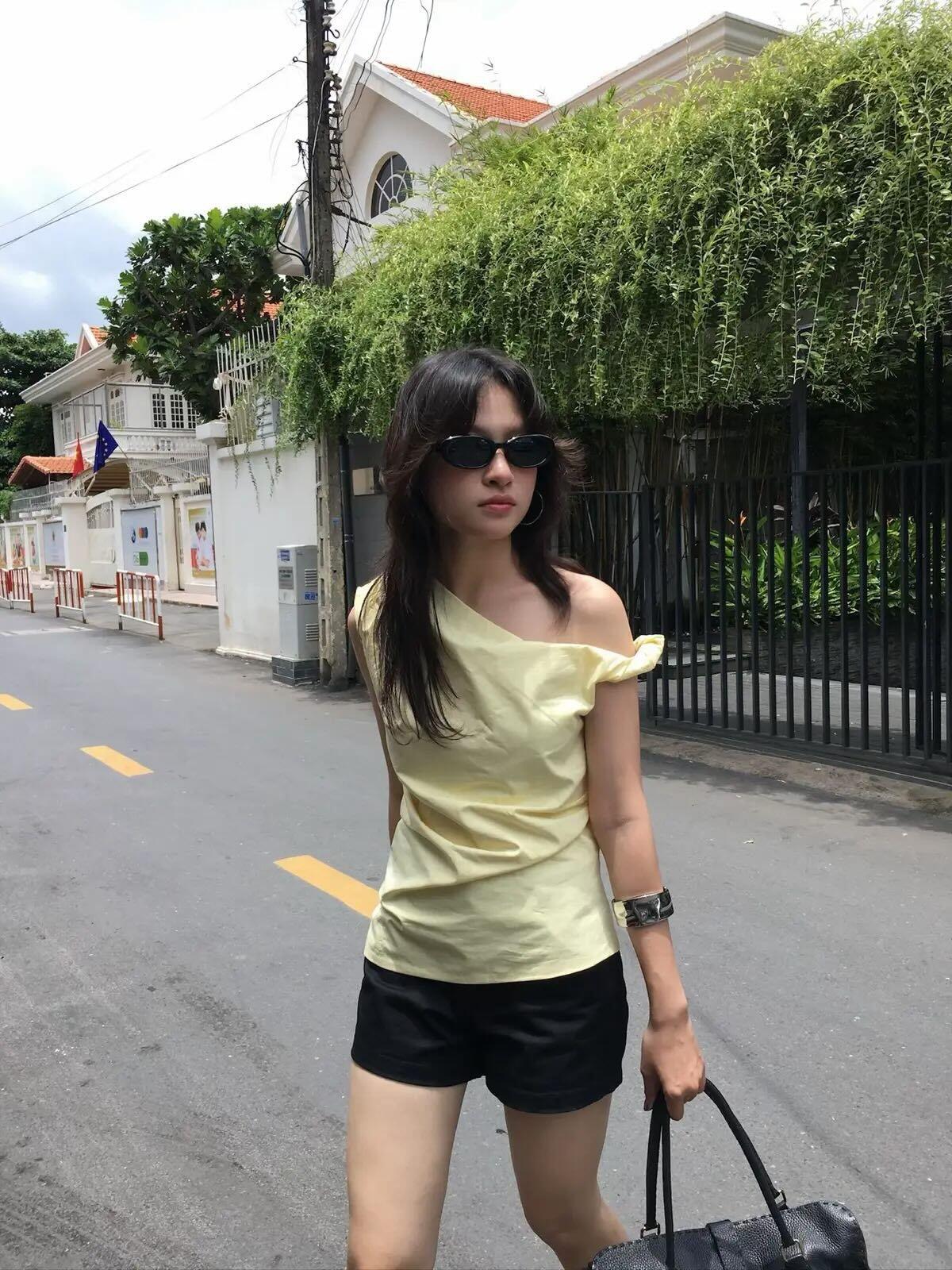 Chiếc áo amp;#34;quốc dânamp;#34; được hội mặc đẹp mê mẩn: Mặc kiểu nào cũng xinh lại không lo lỗi mốt - 9