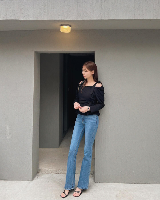 Quần jeans ống loe giúp đôi chân trông dài và thẳng hơn nhờ phom ống mở rộng từ đầu gối. Khi kết hợp cùng cạp cao và áo dáng ngắn, món đồ này giúp cân bằng tỷ lệ cơ thể, khiến vóc dáng nhỏ nhắn trở nên thanh thoát hơn.