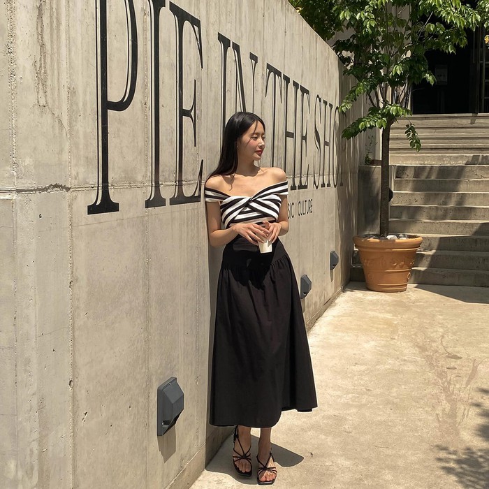 Chân váy đen là item an toàn nhưng không bao giờ nhàm chán. Kiểu váy này dễ phối, phù hợp nhiều hoàn cảnh và luôn giữ được vẻ thanh lịch. Khi kết hợp cùng áo đơn giản, chân váy đen giúp outfit bình dân trông chỉn chu và tinh tế hơn.