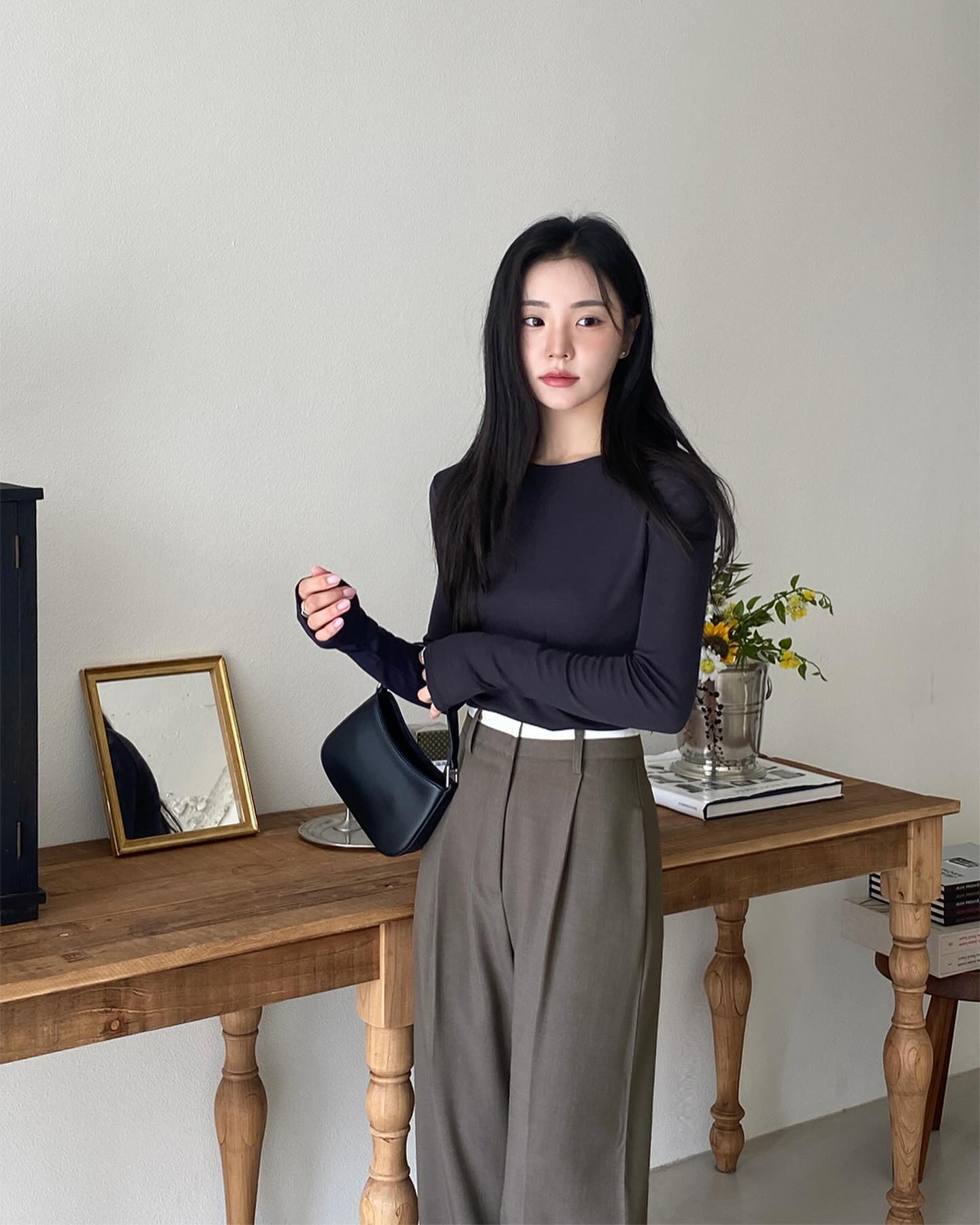 Áo thun dài tay trơn màu là lựa chọn tối giản nhưng hiệu quả. Khi kết hợp với quần âu hoặc khoác thêm blazer, tổng thể trang phục trở nên gọn gàng và hiện đại. Đây là kiểu áo dễ mặc quanh năm, phù hợp những ngày cần sự thoải mái.