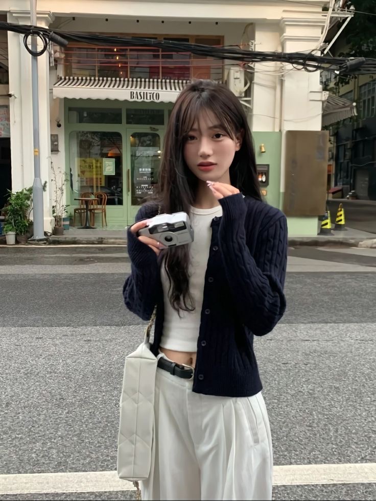 Cardigan mang lại vẻ ngoài mềm mại, nữ tính và rất phù hợp những ngày Tết se lạnh. Dáng cardigan ngắn, cài khuy giúp tổng thể trông nhẹ nhàng, trẻ trung. Item này dễ phối, mặc được quanh năm và không lo lỗi mốt.