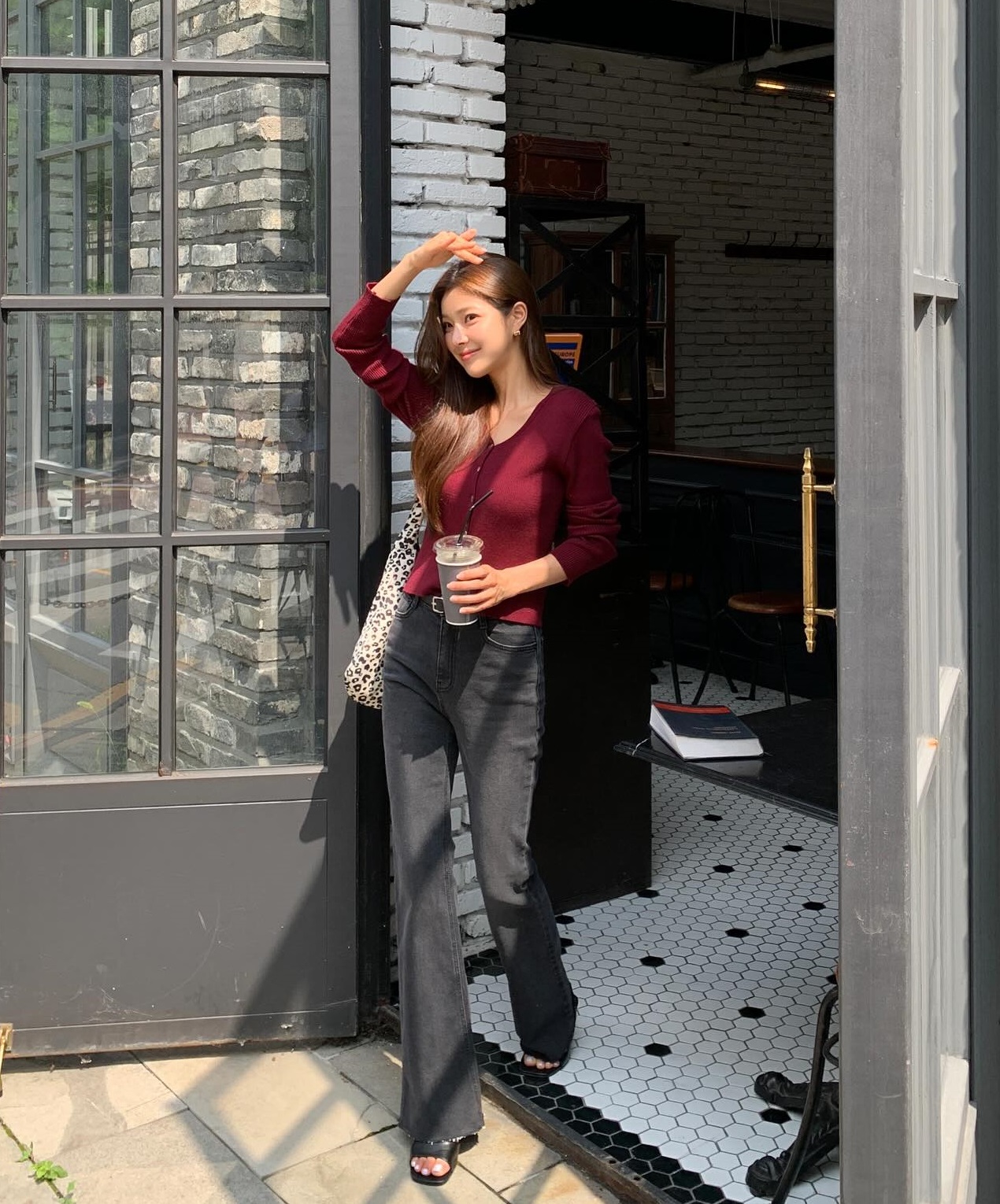 Quần denim đen là lựa chọn thông minh cho phụ nữ ngoài 40 nhờ khả năng tôn dáng và tạo cảm giác sang trọng. Màu đen giúp vóc dáng trông thon gọn hơn, dễ phối đồ và phù hợp nhiều hoàn cảnh, từ công sở đến những buổi gặp gỡ thường ngày.