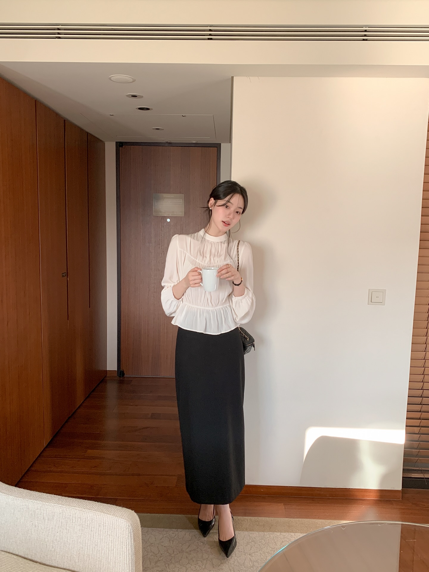 Chân váy suông được yêu thích nhờ khả năng che khuyết điểm và tính thanh lịch. Dáng váy gọn gàng giúp tổng thể trang phục trông chỉn chu, trưởng thành. Đây là item dễ phối với nhiều kiểu áo, mặc được lâu dài mà không lo lỗi mốt.