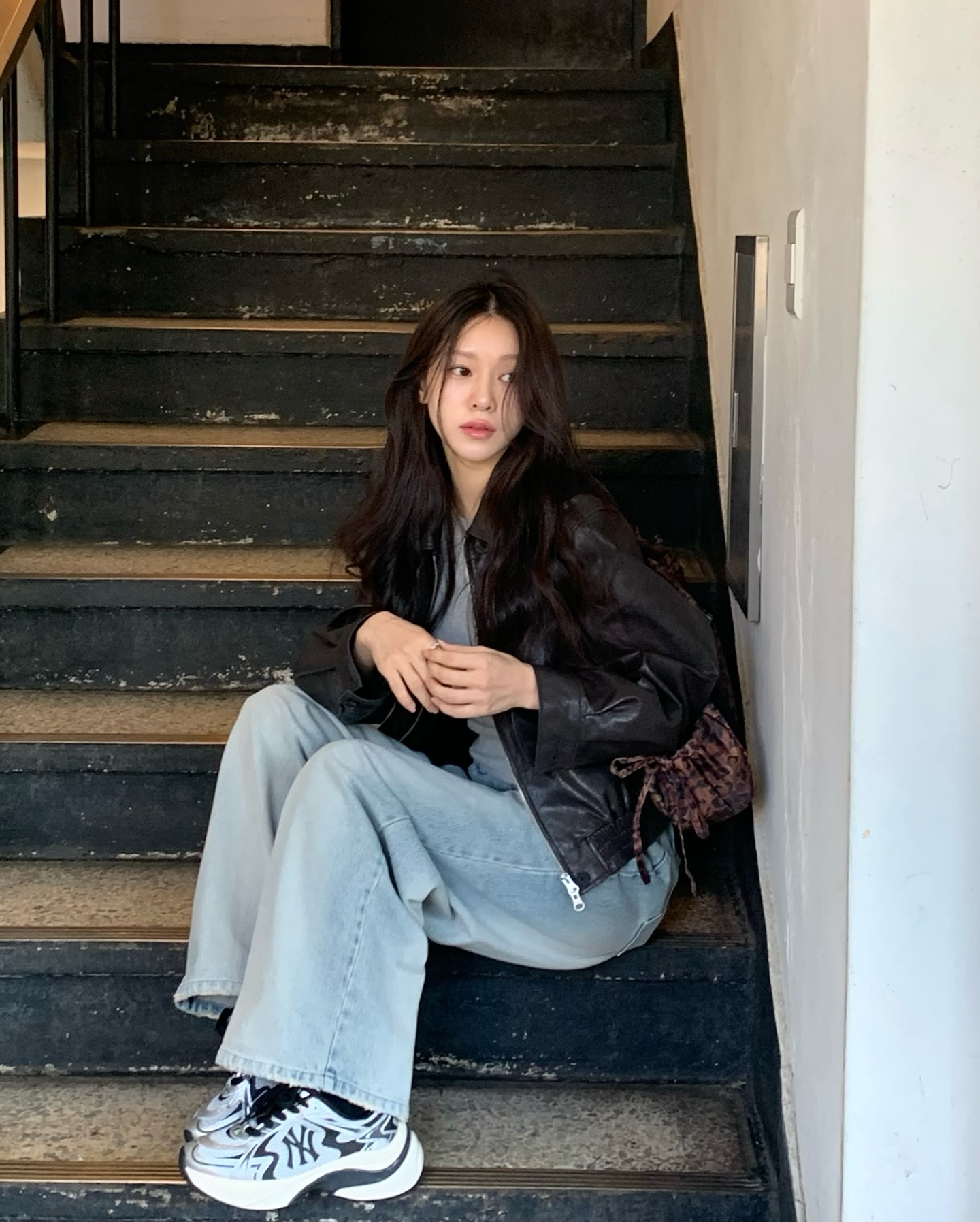 Áo khoác da mang đến vẻ ngoài cá tính, hiện đại khi phối cùng quần jeans. Chọn dáng áo gọn giúp tổng thể không bị nặng nề. Kiểu phối này tạo điểm nhấn thời trang rõ rệt, phù hợp dạo phố hoặc những dịp cần phong cách năng động, sành điệu hơn.