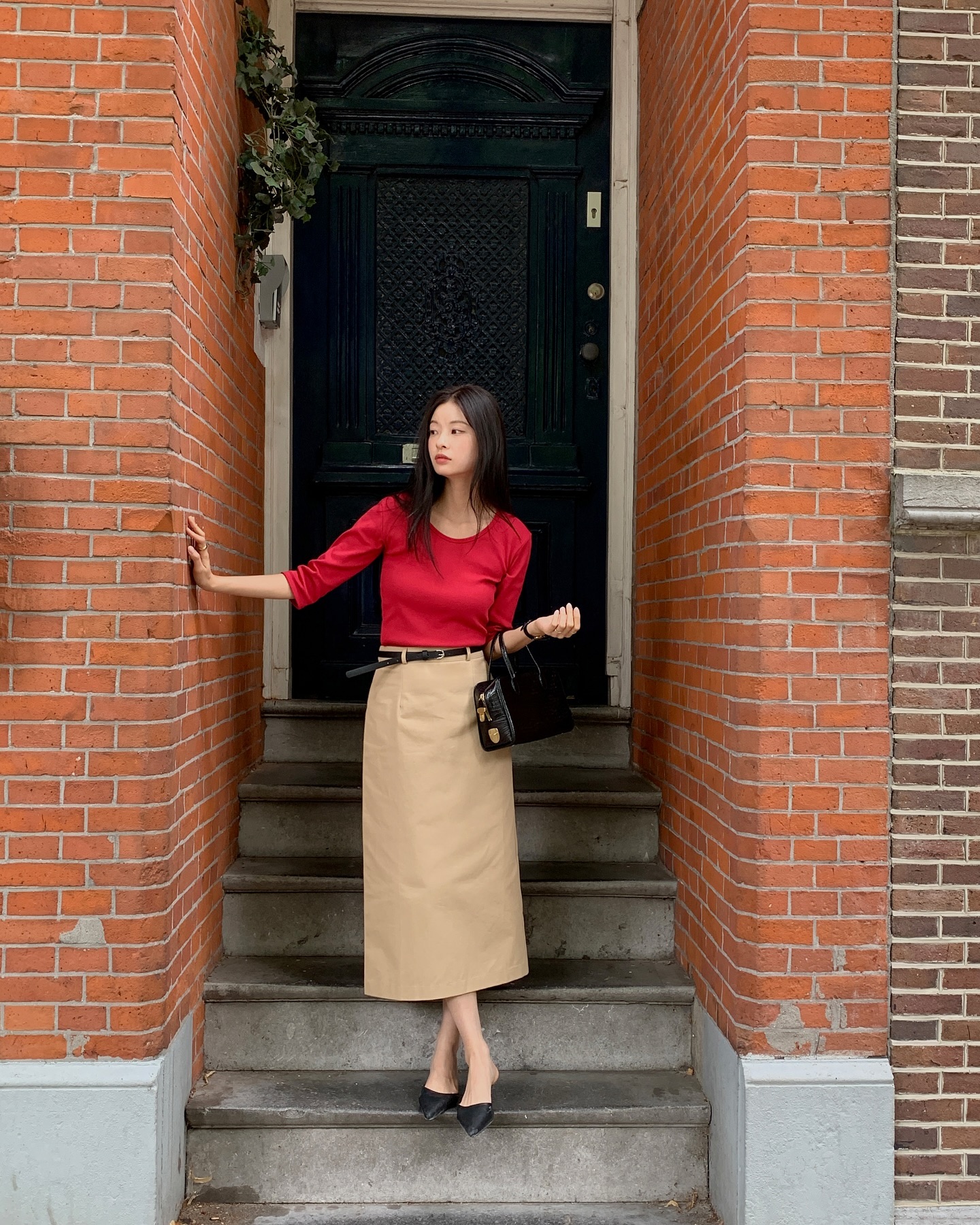 Chân váy suông giúp che khuyết điểm và tạo cảm giác vóc dáng thon gọn. Dáng váy thanh lịch, dễ phối với áo sơ mi hoặc blazer, phù hợp đi làm hằng ngày.