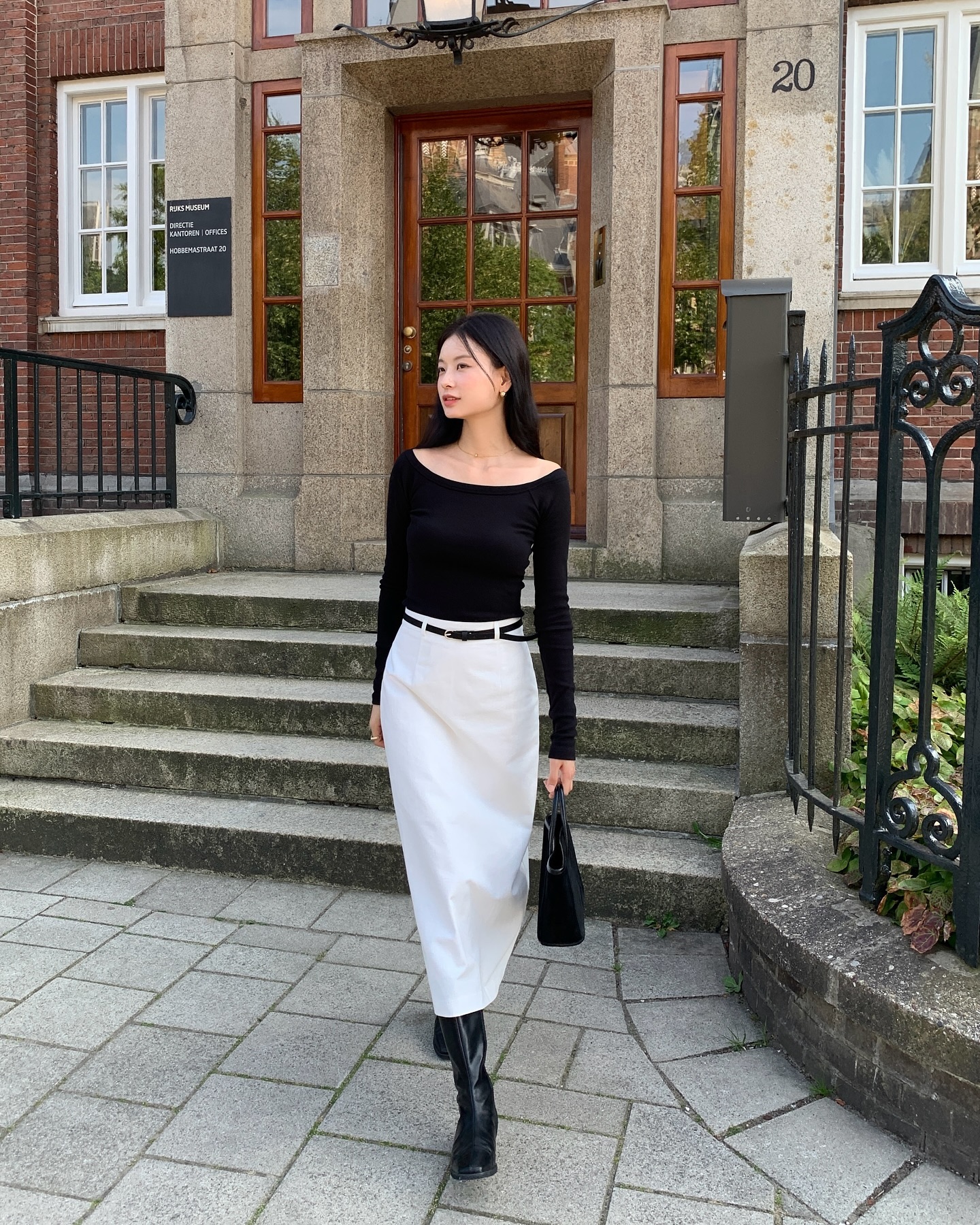 Giày mũi nhọn, giày màu tiệp với váy hoặc màu da giúp kéo dài thị giác cho đôi chân. Ngoài ra, việc phối váy và giày cùng tông hoặc các sắc độ gần nhau giúp tổng thể liền mạch hơn, tránh cảm giác bị chia khúc - nguyên nhân khiến vóc dáng trông thấp đi.