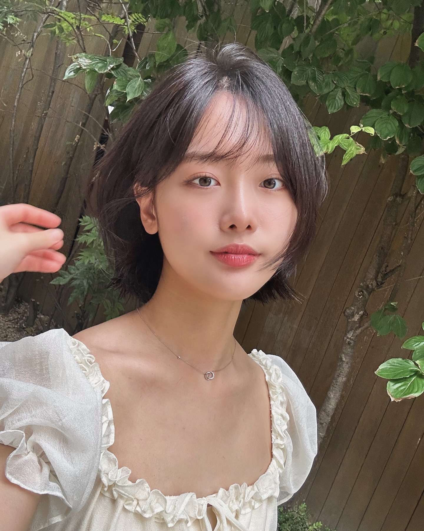 Tóc ngắn kết hợp mái thưa giúp che khuyết điểm chiều ngang khuôn mặt, tạo cảm giác cân đối, trẻ trung hơn rõ rệt, rất hợp với những cô nàng yêu phong cách nhẹ nhàng ngày xuân.