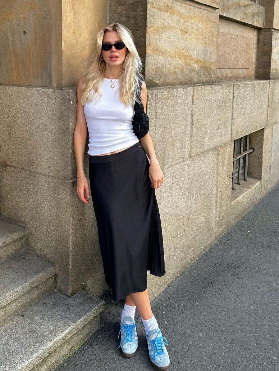 Chân váy lụa dáng midi tiếp tục được yêu thích nhờ chất liệu mềm mại, rũ nhẹ và tôn dáng. Gam màu kem, nâu sữa hay xám nhạt giúp tổng thể thanh lịch, dễ kết hợp cùng blazer hoặc sơ mi để tạo vẻ ngoài chuẩn chỉnh nơi công sở.