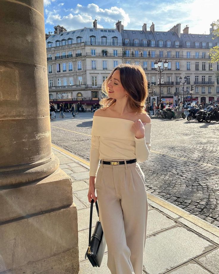 Quần suông cạp cao tôn dáng, tạo hiệu ứng chân dài thanh thoát. Màu trung tính như be, đen, xám dễ phối nhiều kiểu áo, giữ tổng thể cân đối.