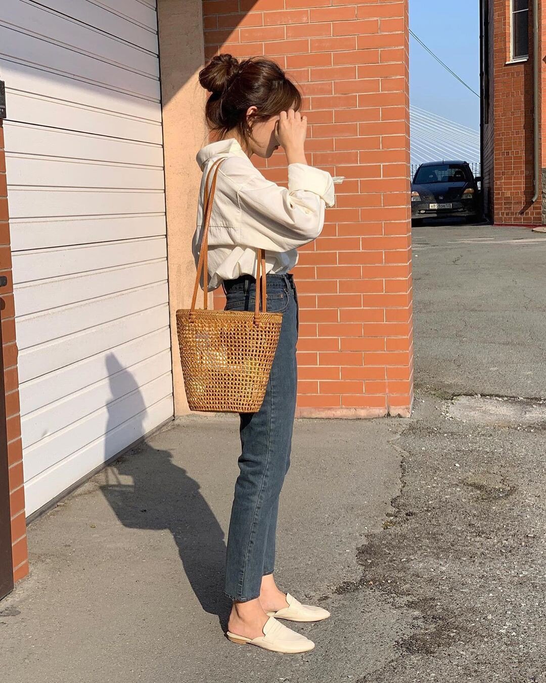 Giày mule hở gót mang đến cảm giác nhẹ nhàng, phóng khoáng nhưng vẫn tinh tế. Khi kết hợp với jeans cạp cao hoặc ống lửng, mule giúp đôi chân trông dài và thanh mảnh hơn. Thiết kế mũi nhọn, màu trung tính sẽ nâng tầm outfit đơn giản trở nên sang trọng tức thì.