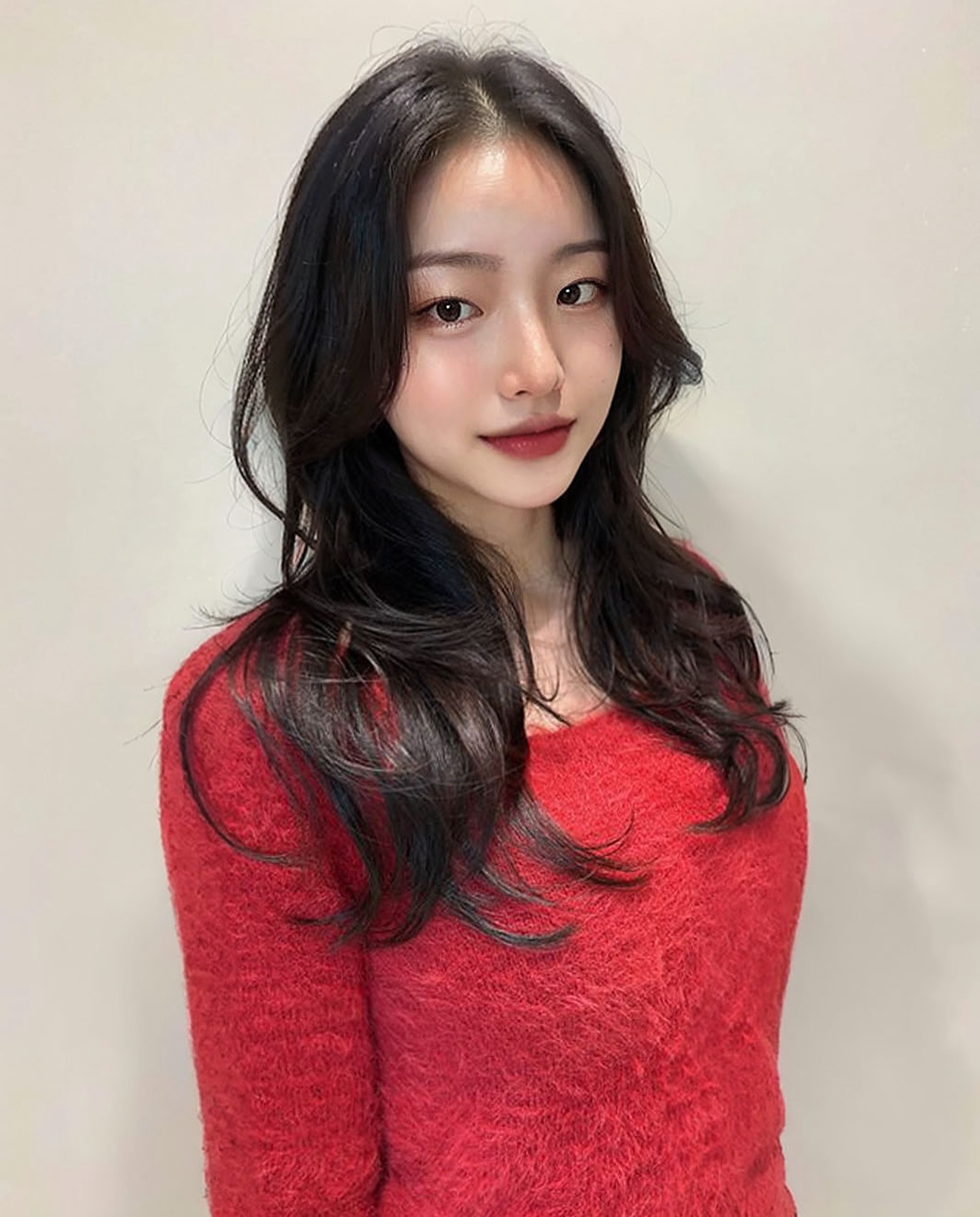 Tóc xoăn nhẹ tạo độ phồng tự nhiên cho mái tóc, giúp tổng thể trông dày dặn hơn. Những lọn xoăn lơi mang lại vẻ nữ tính, mềm mại và rất dễ tạo kiểu.