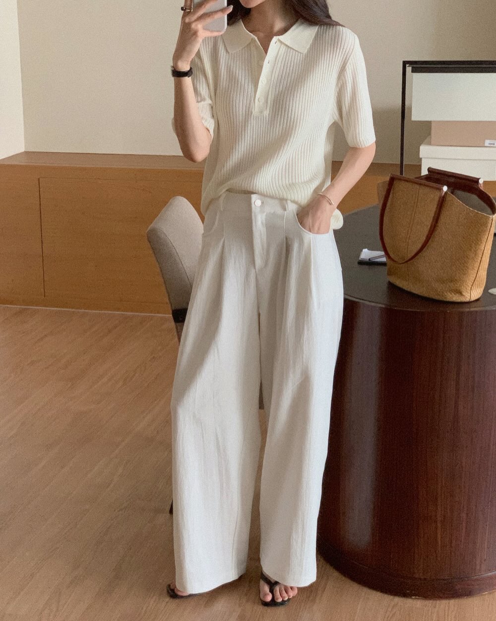 Quần trắng giúp tổng thể sáng sủa, tinh tế. Phối cùng áo pastel, sơ mi hoặc áo thun tạo phong cách thanh lịch, trẻ trung.