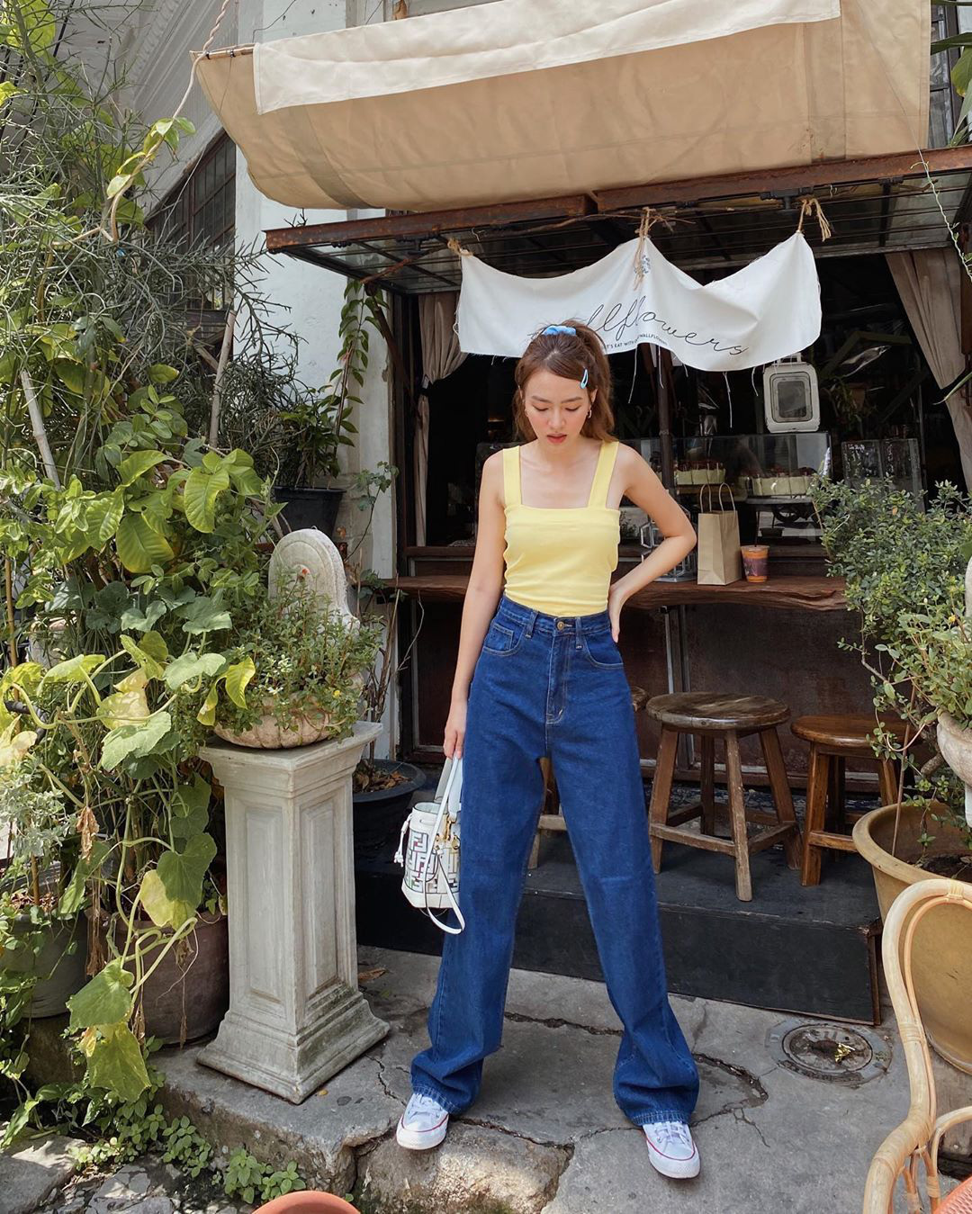 Tank top phối quần jeans là công thức đơn giản nhưng luôn hiệu quả. Jeans ống rộng hoặc ống đứng giúp tổng thể trông hiện đại hơn, đồng thời che khuyết điểm chân khá tốt. Khi đi cùng sneaker hoặc sandal, outfit mang vẻ năng động, trẻ trung và dễ mặc trong nhiều hoàn cảnh khác nhau.