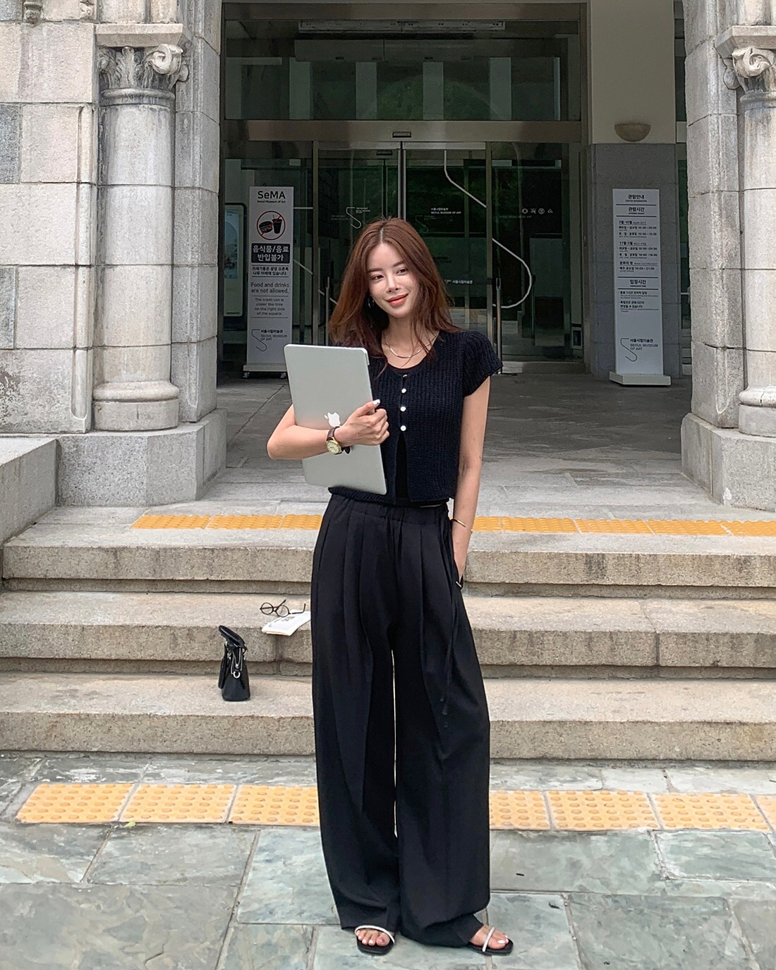 Quần ống rộng màu đen luôn là lựa chọn thanh lịch và dễ mặc. Gam màu này giúp tổng thể trang phục trông gọn gàng, đồng thời tạo hiệu ứng thon gọn cho vóc dáng. Khi phối cùng áo sơ mi, áo blouse hoặc blazer sáng màu, set đồ trở nên tinh tế và sang trọng hơn.a