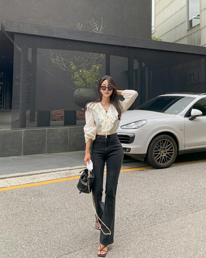 Quần ống loe giúp tạo hiệu ứng đôi chân dài và thon hơn nhờ thiết kế ôm nhẹ phần hông, loe dần xuống dưới. Khi kết hợp với áo dáng gọn như áo thun hoặc áo sơ mi sơ vin, tổng thể trang phục trở nên cân đối và thanh lịch hơn.