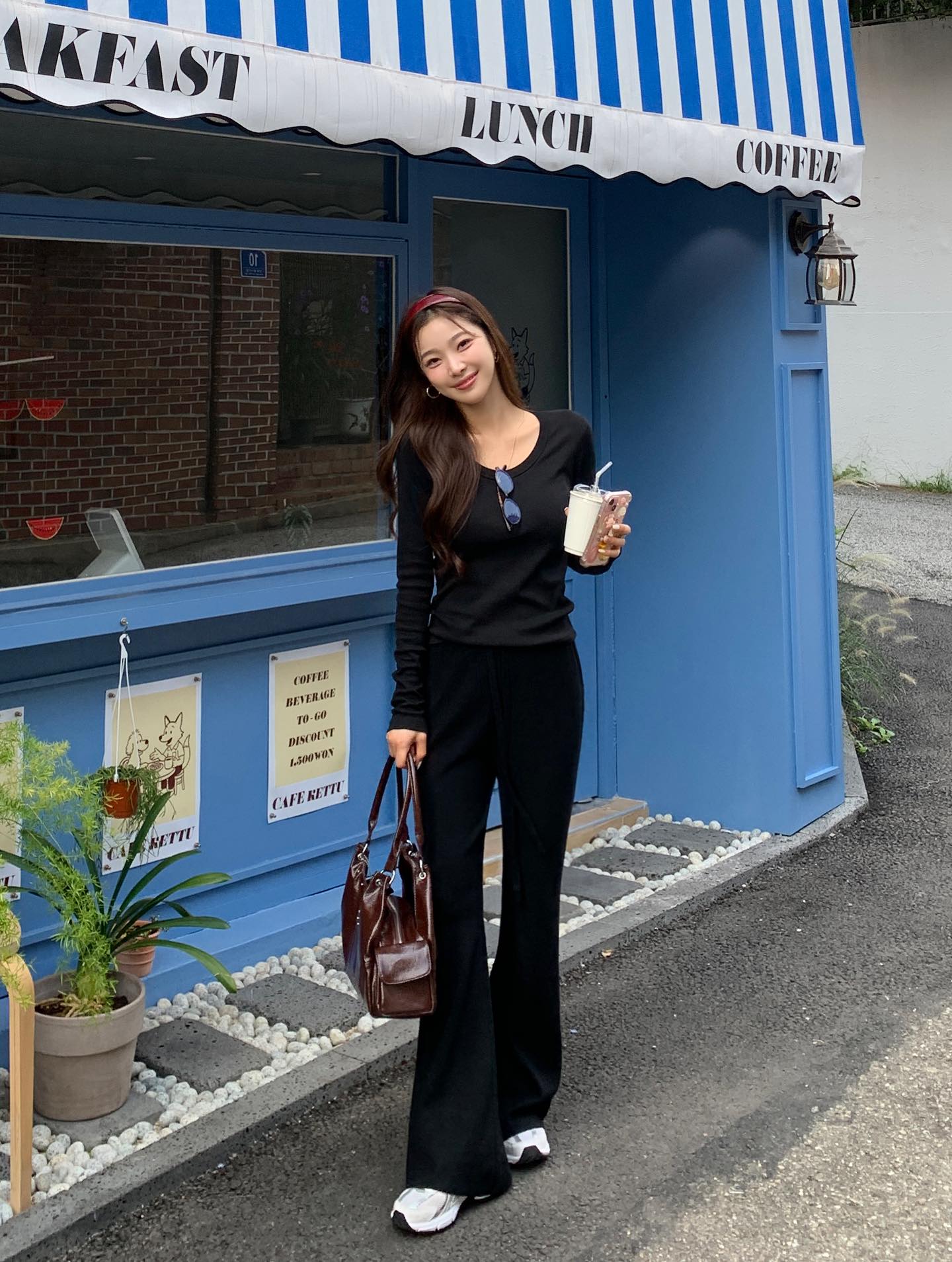 Áo dài tay là item cơ bản giúp outfit với quần đen trở nên đơn giản nhưng thanh lịch. Những chiếc áo dáng gọn hoặc dáng suông nhẹ dễ phối với nhiều phong cách. Khi kết hợp với quần đen và giày sneaker hoặc loafer, tổng thể trang phục vẫn rất gọn gàng.