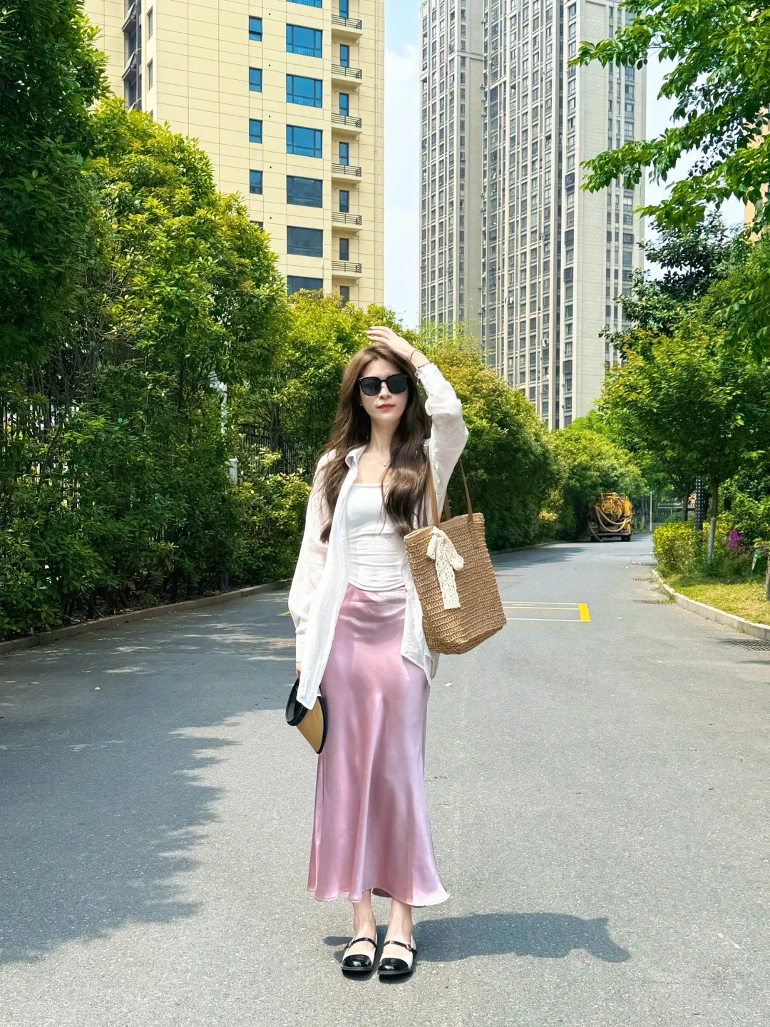 Chân váy lụa ghi điểm nhờ chất liệu mềm mại, rủ nhẹ, tạo cảm giác thanh thoát khi di chuyển. Thiết kế ôm vừa phải giúp tôn đường nét cơ thể mà vẫn giữ sự tinh tế. Chỉ cần phối cùng áo basic, tổng thể đã đủ sang, phù hợp cả đi làm lẫn dạo phố.