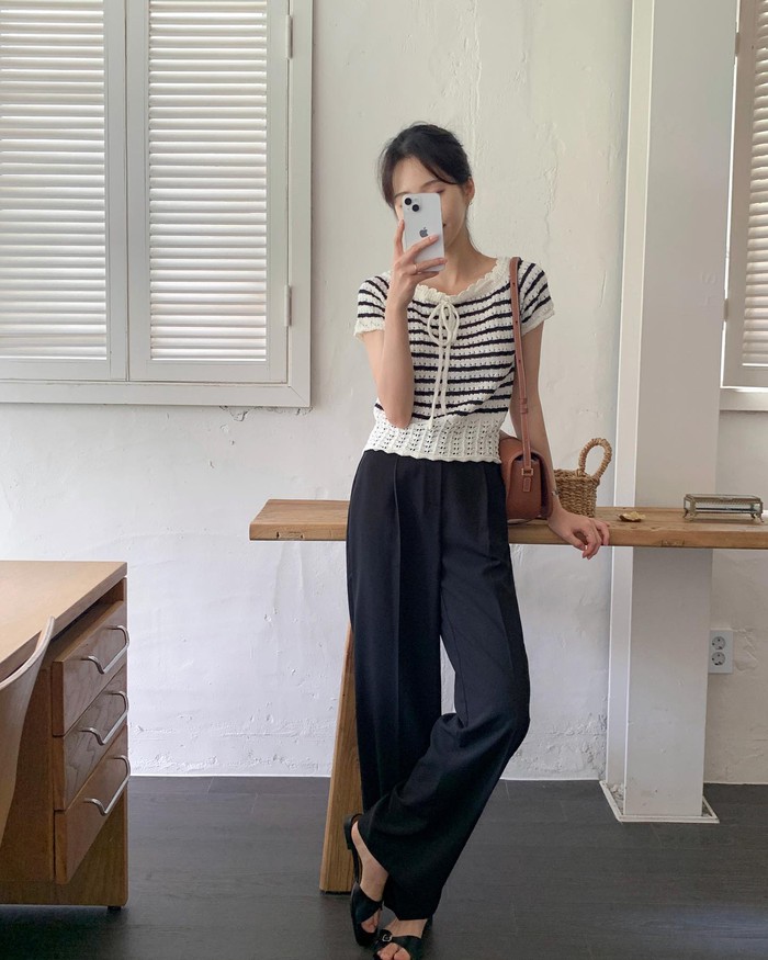 Áo len tăm ôm nhẹ giúp tôn dáng hiệu quả khi kết hợp cùng quần âu. Set đồ mang lại cảm giác gọn gàng, thanh thoát nhưng vẫn đủ kín đáo. Nên chọn màu trung tính, thiết kế đơn giản để tổng thể dễ mặc, phù hợp nhiều hoàn cảnh.