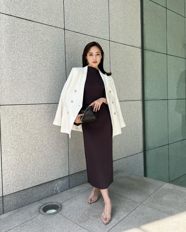 Blazer kết hợp váy liền là công thức giúp diện đồ Tết vừa nhanh gọn vừa sang trọng. Váy liền tạo sự mềm mại, còn blazer giúp tổng thể trang phục trông chỉn chu hơn. Cách phối này phù hợp cả đi chúc Tết lẫn du xuân, gặp gỡ bạn bè.