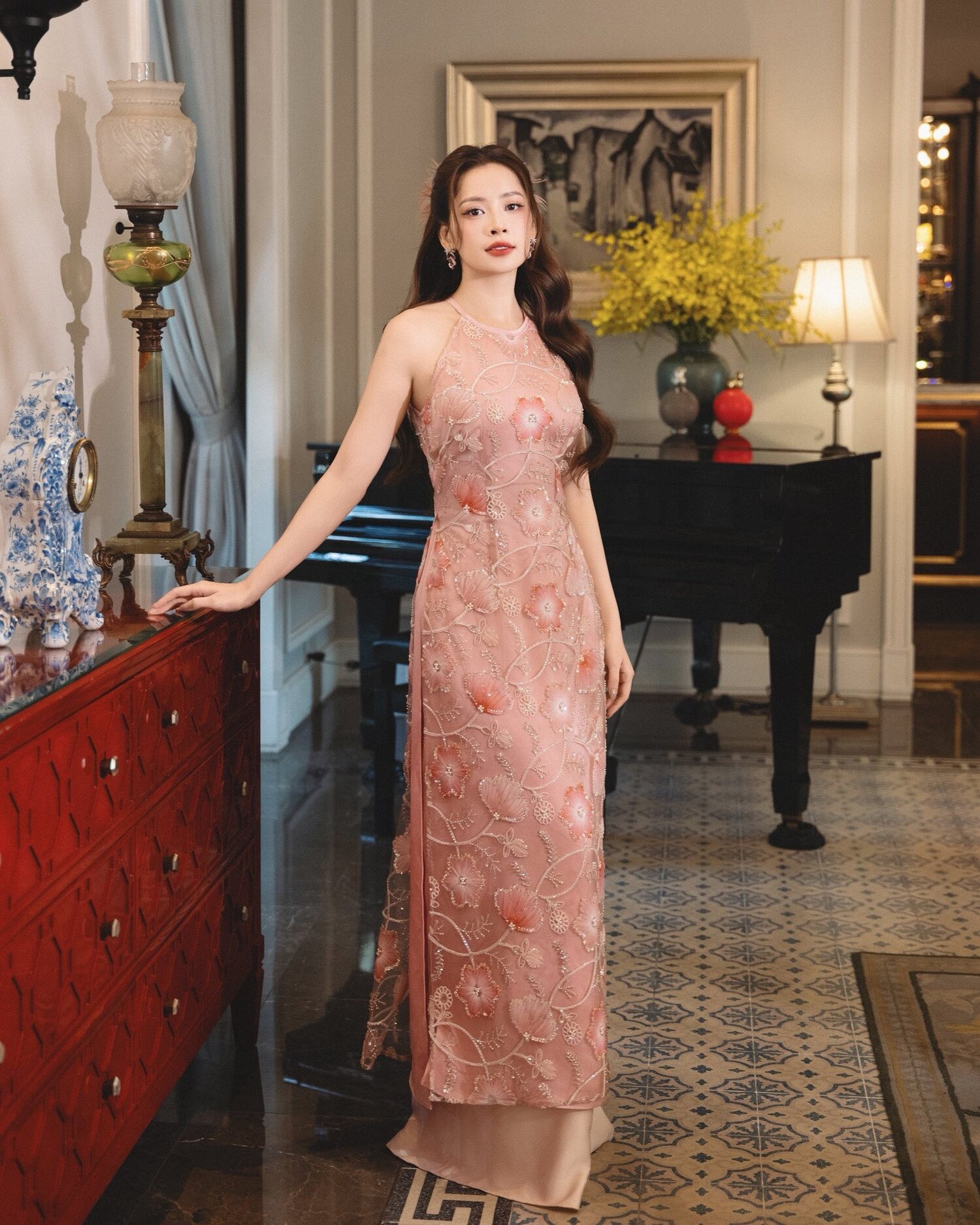 Ngoài ba bộ áo dài chính thức sau 3 ngày Tết, Chi Pu đã kịp khoe thêm vài mẫu áo khác từ trước Tết. Mỗi bộ một chất liệu, một kiểu dáng khác nhau nhưng đều rất hợp với nhan sắc Chi Pu, khiến netizen chỉ còn biết công nhận cô chính là nữ thần áo dài dịp Tết này.