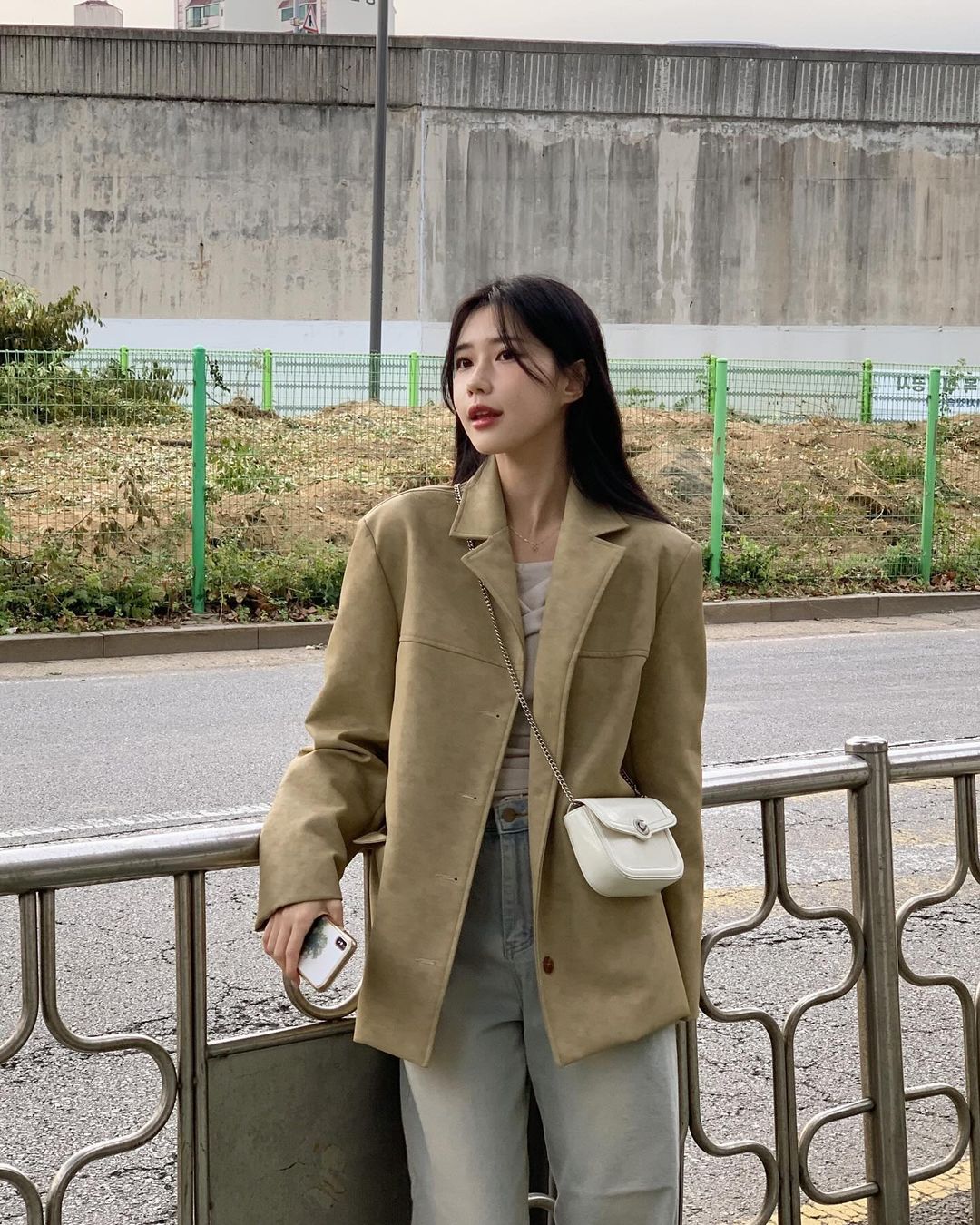 Chỉ cần áo thun, sơ mi mỏng hoặc hai dây bên trong. Layer quá nhiều khiến outfit nặng nề, mất sự thanh thoát mùa xuân.