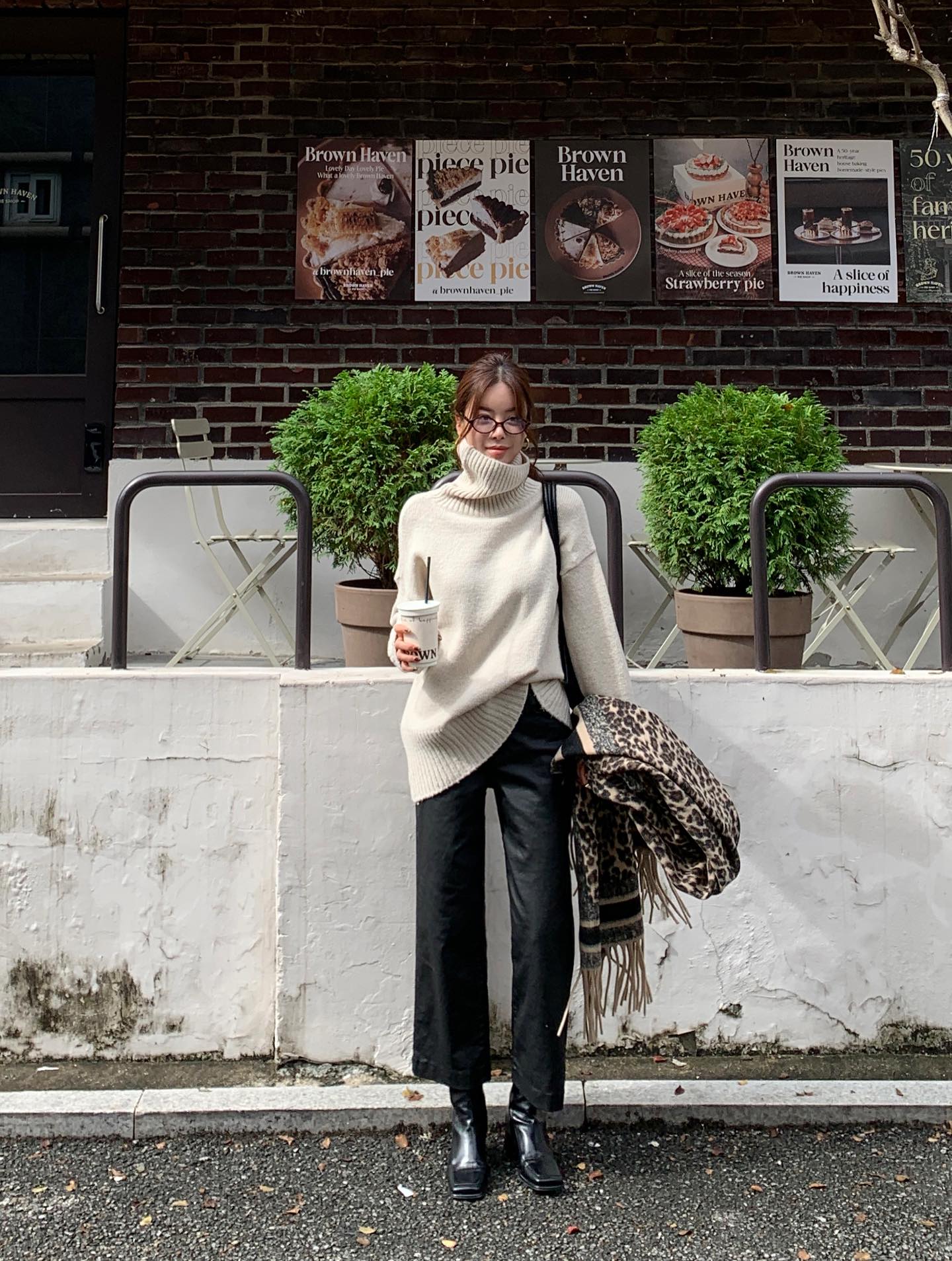 Boots cổ thấp là điểm nhấn tạo nên khí chất cho phong cách tối giản của phụ nữ Pháp. Dáng boots gọn, màu trung tính giúp tổng thể trang phục trông cá tính nhưng không phô trương. Khi phối cùng váy midi hoặc quần jeans, boots cổ thấp mang lại vẻ ngoài thời trang và sang trọng kín đáo.