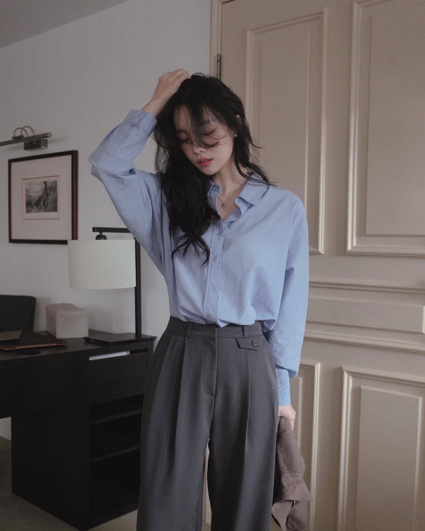 Sơ mi phối quần âu luôn mang đến hình ảnh chín chắn, lịch sự. Chỉ cần chọn phom suông, chất liệu mềm là outfit đã sang trọng, không cứng nhắc hay già dặn.