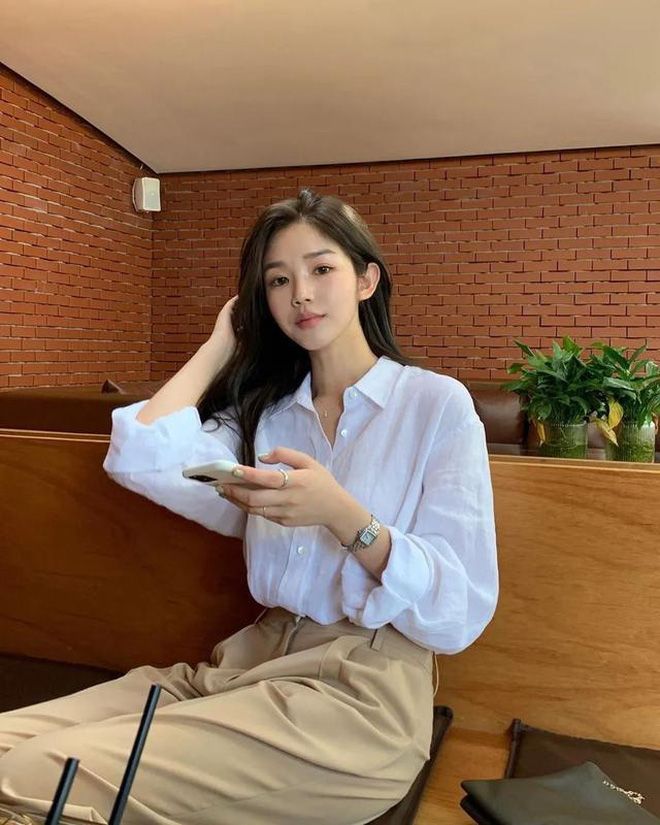 Tủ đồ mùa hè của chị em phải có 4 kiểu áo amp;#34;ruộtamp;#34; này, mặc vào trẻ hơn tuổi, đi biển là đúng bài - 14