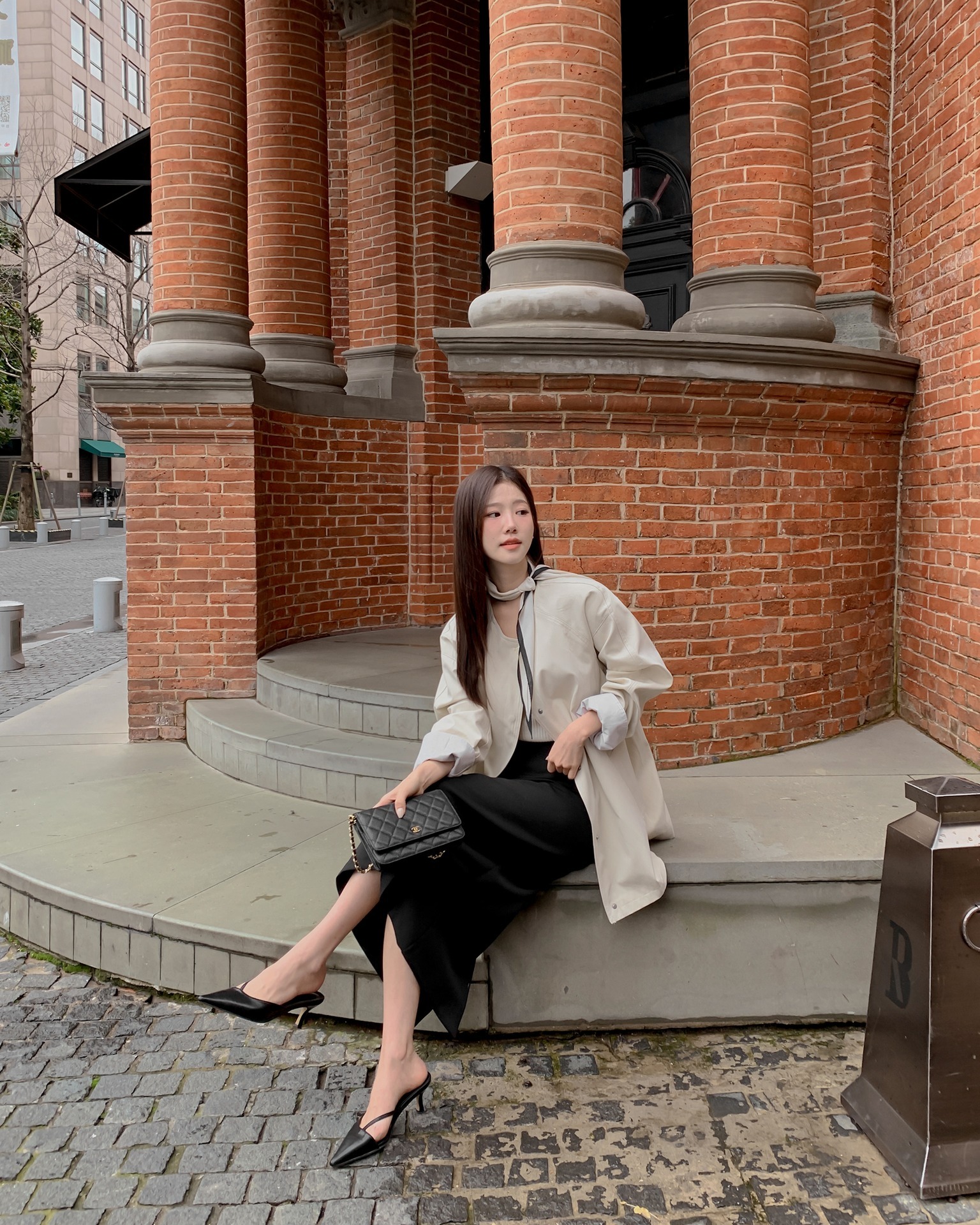 Giày cao gót mũi nhọn giúp kéo dài đôi chân và hoàn thiện vóc dáng tổng thể. Với phụ nữ 30+, chỉ cần độ cao vừa phải là đủ tạo cảm giác thanh thoát, gọn gàng. Đây là món phụ kiện nhỏ nhưng “hack dáng, hack tuổi” rất hiệu quả.