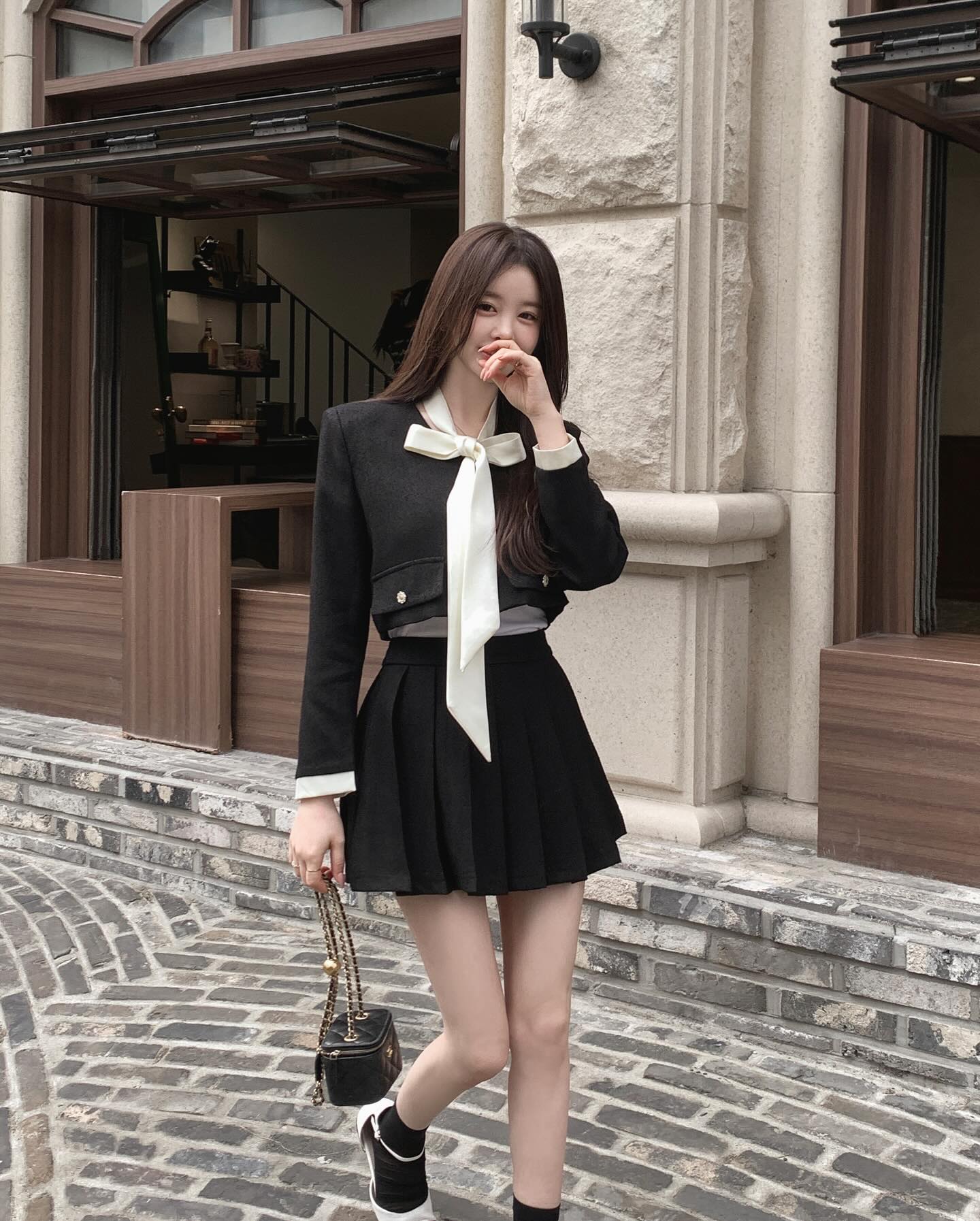 Chân váy ngắn giúp diện mạo trẻ trung và tươi mới hơn trong dịp Tết. Dáng chữ A, độ dài trên gối vừa phải giúp tôn dáng mà vẫn tinh tế. Khi phối cùng áo len mỏng hoặc blazer, item này mặc đẹp không chỉ trong Tết mà cả những dịp sau.