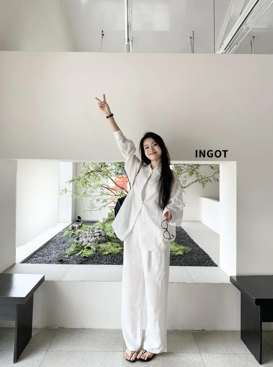 Quần trắng ống rộng mang lại diện mạo sáng sủa, tinh khôi đầu năm. Dễ phối cùng áo pastel hoặc trung tính, giúp outfit trông sang và bắt ảnh hơn.