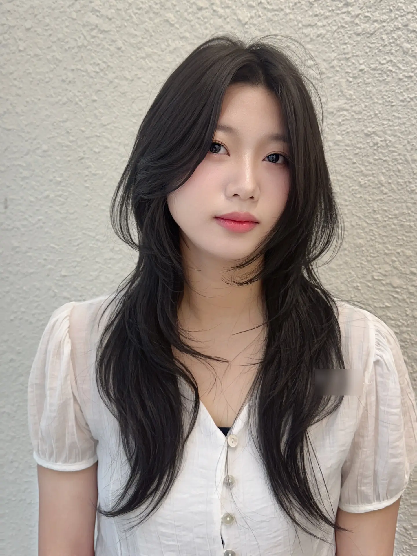 Tóc layer rẽ ngôi lệch giúp phần chân tóc có độ phồng tự nhiên. Kiểu tóc này tạo hiệu ứng mái tóc dày hơn, đồng thời giúp gương mặt trông thanh thoát.