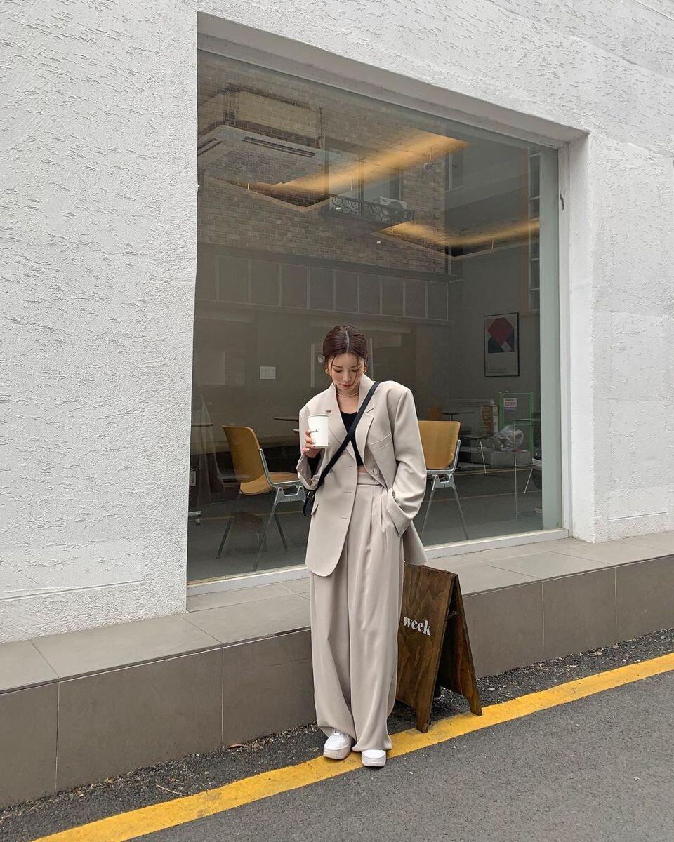 Suit với chất liệu linen là lựa chọn lý tưởng cho những ngày nóng nhờ đặc tính nhẹ, thoáng và thấm hút tốt. Các gam màu như be, trắng, xám nhạt giúp tăng cảm giác mát mẻ. Có thể phối cùng áo hai dây hoặc áo thun mỏng bên trong để tạo sự linh hoạt.