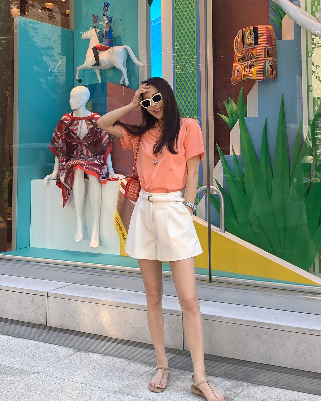 Áo thun kết hợp quần short là lựa chọn lý tưởng cho những ngày cần sự thoải mái. Nên ưu tiên áo trơn, form vừa và quần short có độ dài hợp lý. Phối cùng phụ kiện đơn giản giúp tổng thể trông gọn gàng, năng động mà không kém phần chỉn chu.