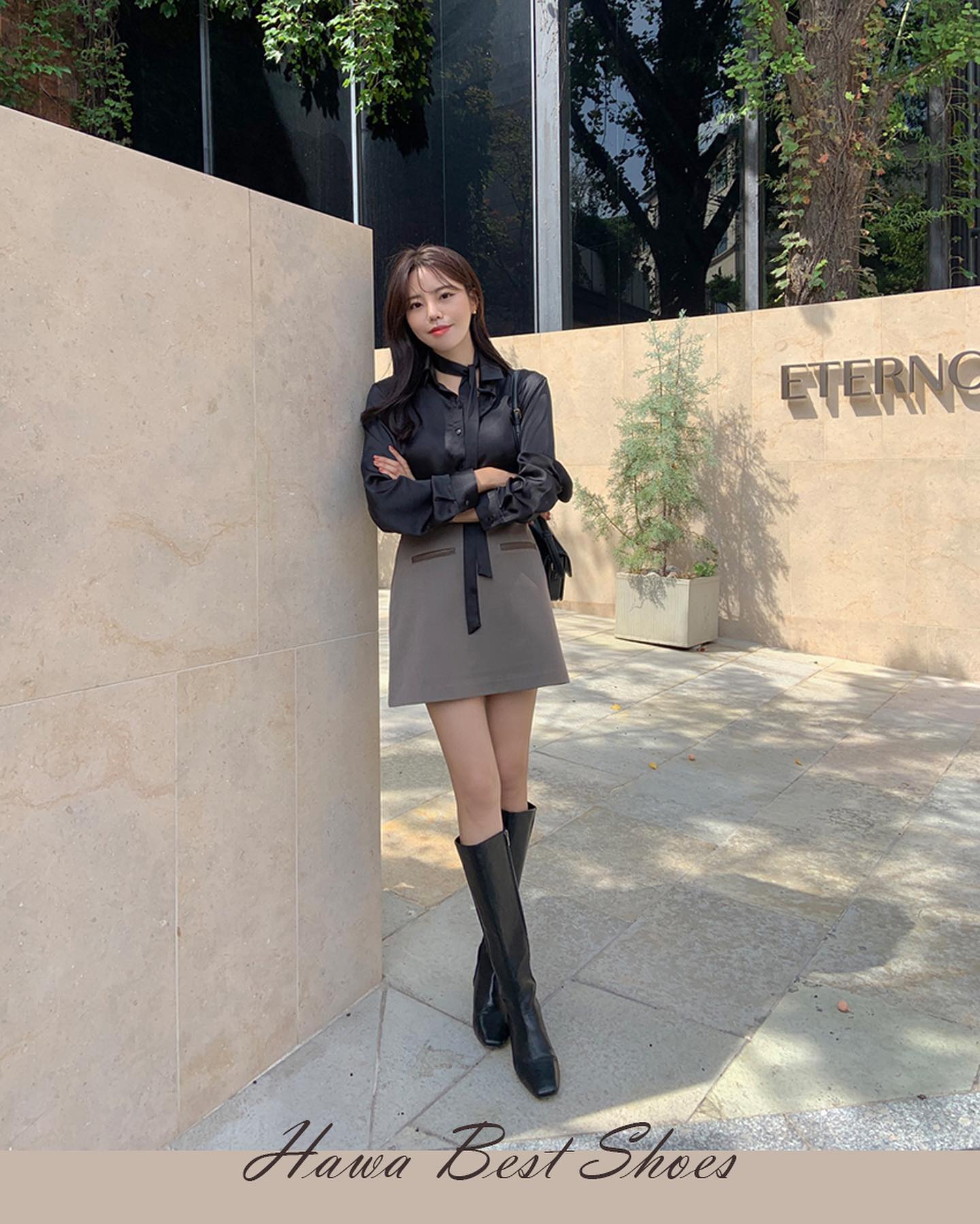 Boots màu trung tính mang lại điểm nhấn cá tính vừa đủ cho outfit Tết. Kiểu dáng đơn giản, dễ phối váy hay quần dài, mặc nhiều năm vẫn hợp thời.