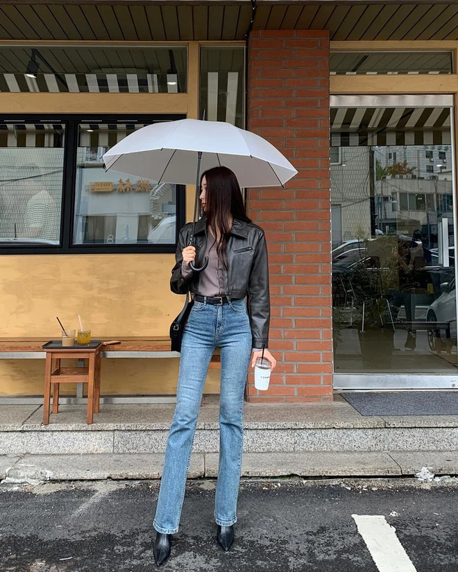 Quần skinny phát huy hiệu quả hack dáng khi được chọn đúng phom và chất liệu. Dáng quần cạp cao, co giãn vừa phải giúp ôm gọn đôi chân, tạo cảm giác chân dài hơn. Khi phối cùng giày bệt mũi nhọn, vóc dáng trông gọn gàng rõ rệt.