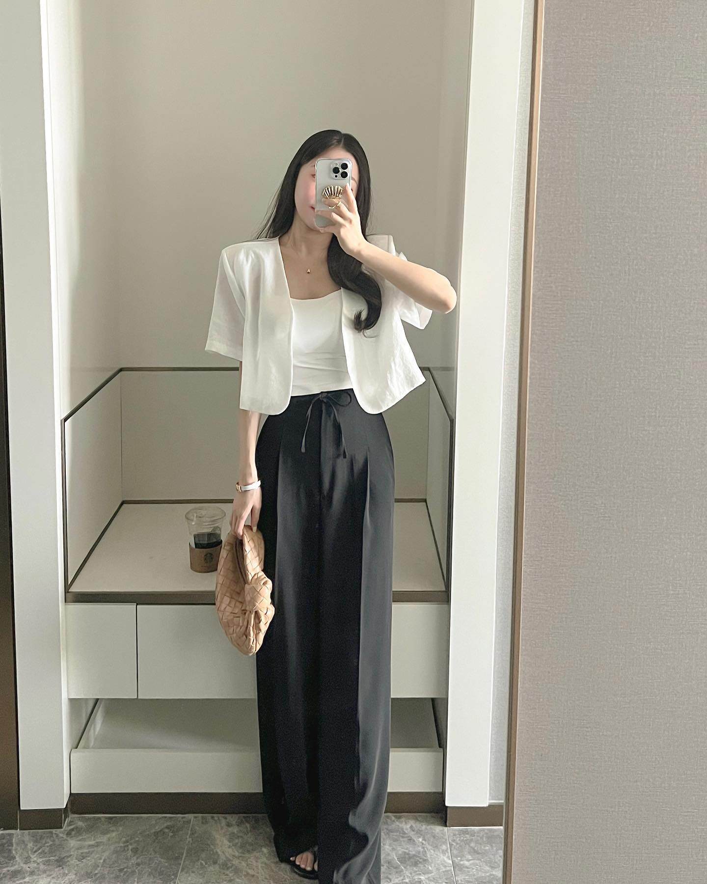 Quần âu là item nền tảng của tủ đồ công sở. Phom đứng, cạp cao giúp tổng thể trang phục trông gọn gàng, chuyên nghiệp và dễ kết hợp với nhiều kiểu áo.