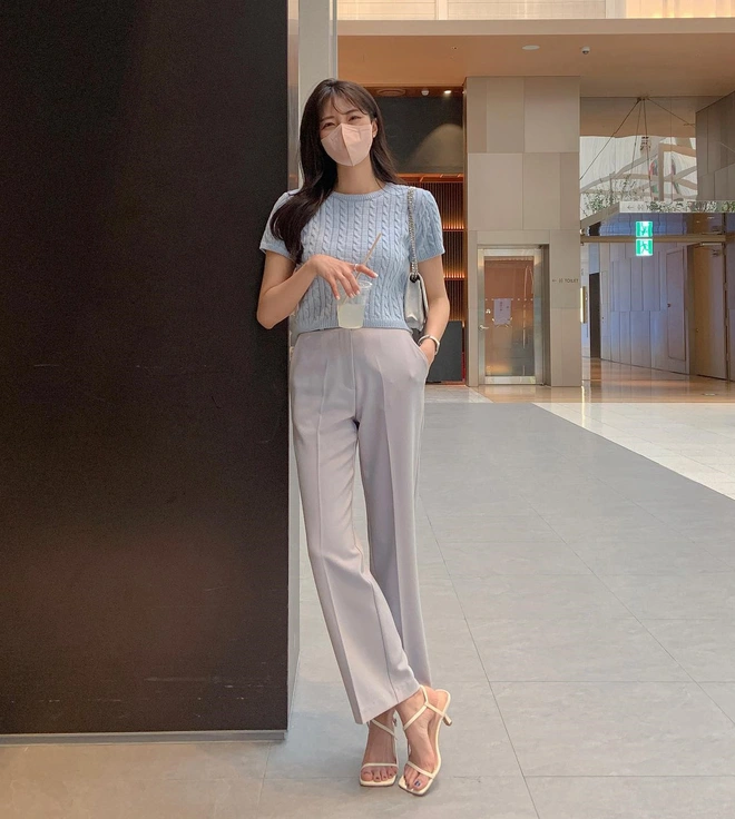 Quần âu trắng, kem hoặc be trở thành lựa chọn thay thế hoàn hảo cho gam tối truyền thống. Phom suông hoặc ống rộng nhẹ giúp tôn chiều cao, tạo cảm giác hiện đại và thanh thoát, đồng thời dễ phối cùng các item họa tiết.