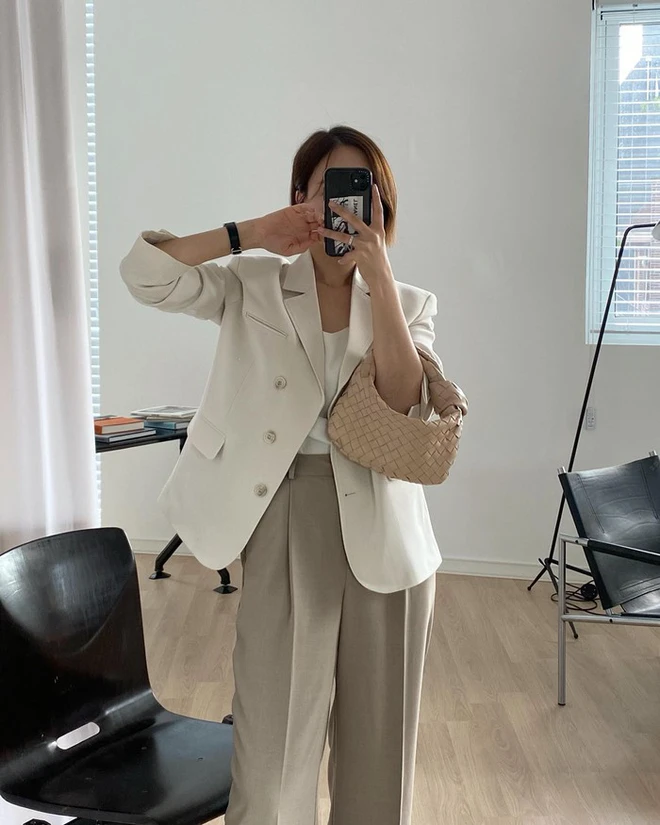 Blazer trắng là item nâng tầm mọi set đồ, tạo cảm giác cao cấp tức thì. Phom vai đứng nhẹ giúp tổng thể gọn gàng. Dễ phối với quần đồng màu, jeans hay váy liền, blazer trắng mang lại vẻ thanh lịch, hiện đại và phù hợp cả xuân lẫn hè.