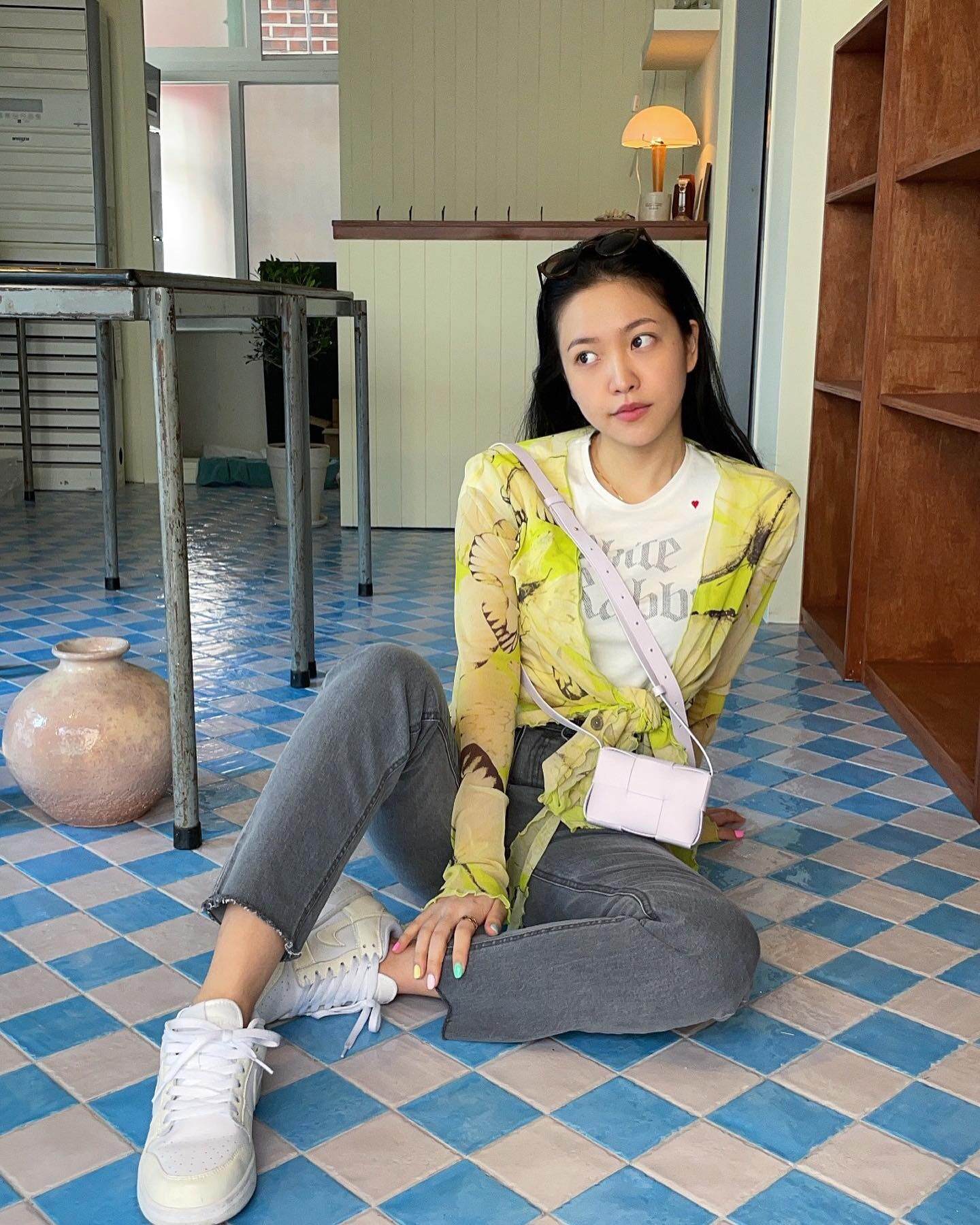 Sneaker trắng tối giản là lựa chọn an toàn nhưng luôn hiệu quả khi đi cùng jeans. Phom gọn, ít họa tiết giúp tổng thể sáng sủa và trẻ trung hơn. Khi phối cùng blazer hoặc sơ mi, outfit vẫn giữ được nét thanh lịch mà không hề xuề xòa, phù hợp nhiều hoàn cảnh.