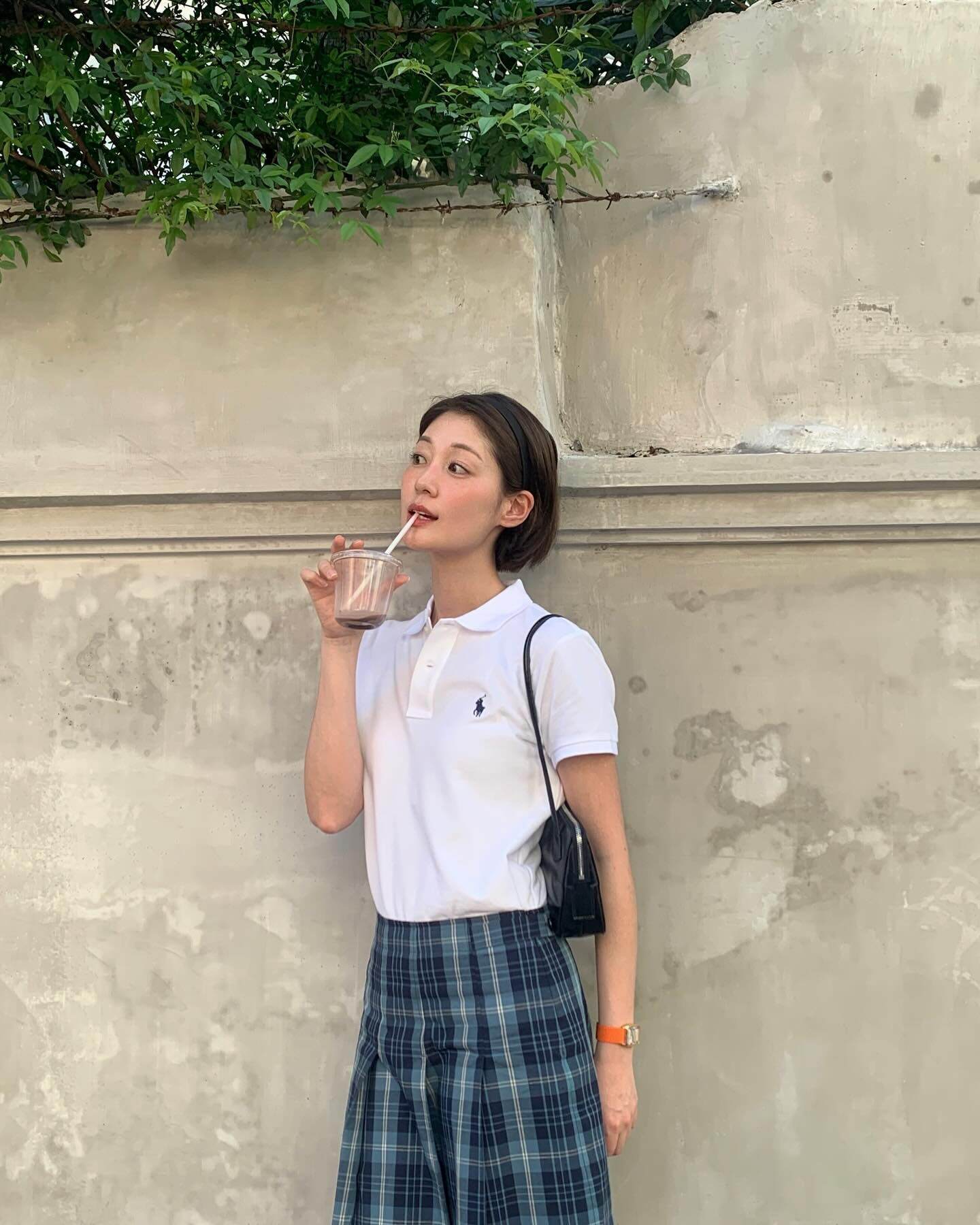 Áo thun trơn màu tối giản, dễ phối nhiều trang phục. Kết hợp quần âu, chân váy hay blazer đều tạo vẻ hiện đại.