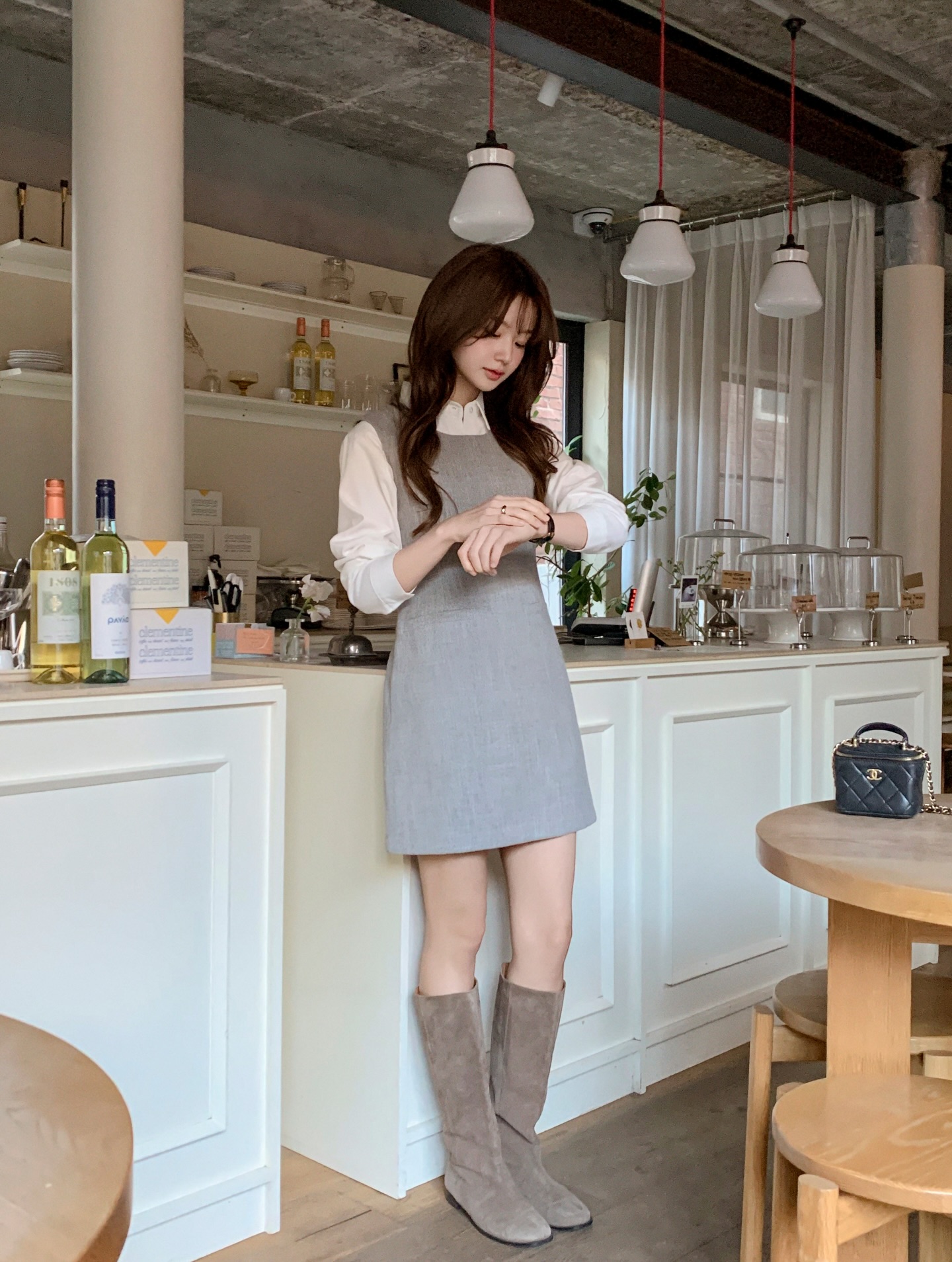 Váy gile giúp tiết kiệm thời gian phối đồ. Layer với sơ mi hoặc áo thun tạo vẻ thanh lịch, gọn gàng, phù hợp môi trường công sở.