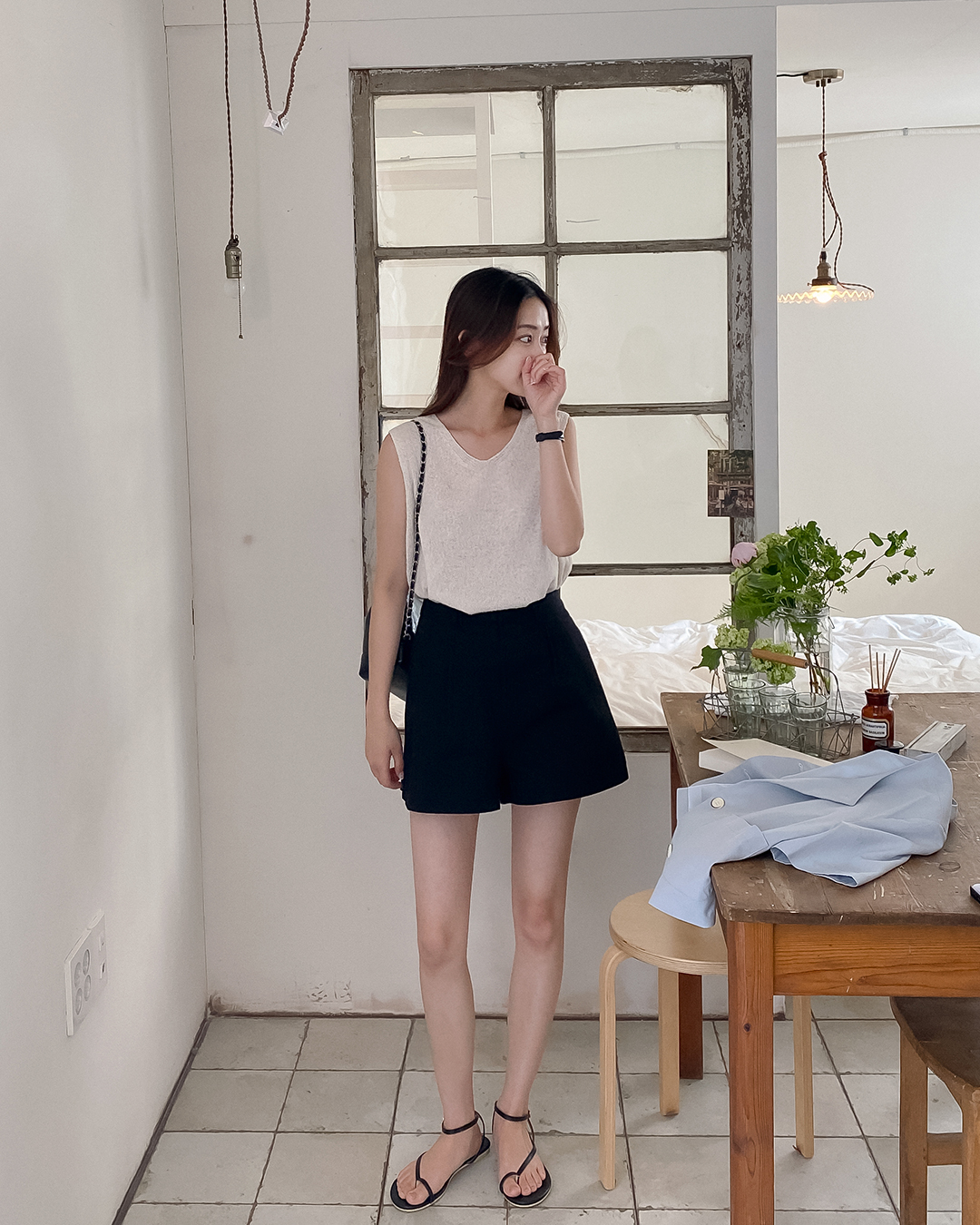 Tank top và quần short là combo chuẩn hè nhờ sự thoải mái và mát mẻ. Short denim hoặc short vải cạp cao giúp đôi chân trông dài hơn. Khi kết hợp thêm sneaker hoặc sandal, set đồ trở nên năng động, rất phù hợp cho những buổi dạo phố hay chuyến du lịch mùa hè.