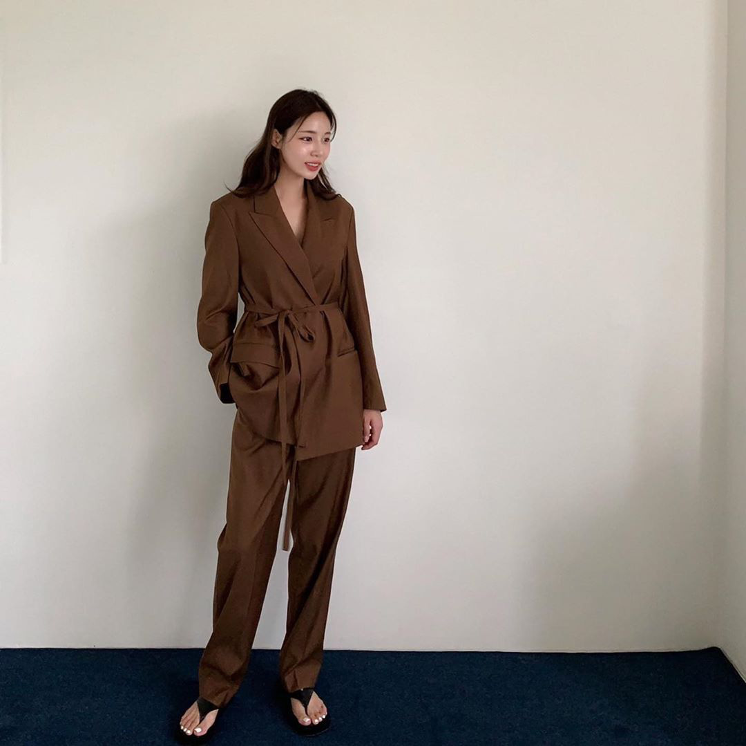 Quần ống rộng màu nâu mang lại vẻ ấm áp và sang trọng cho trang phục. Đây là gam màu trung tính nhưng vẫn đủ nổi bật để tạo điểm nhấn. Khi kết hợp với áo trắng, áo kem hoặc áo pastel, outfit trở nên hài hòa, thanh lịch và rất phù hợp để mặc hằng ngày.