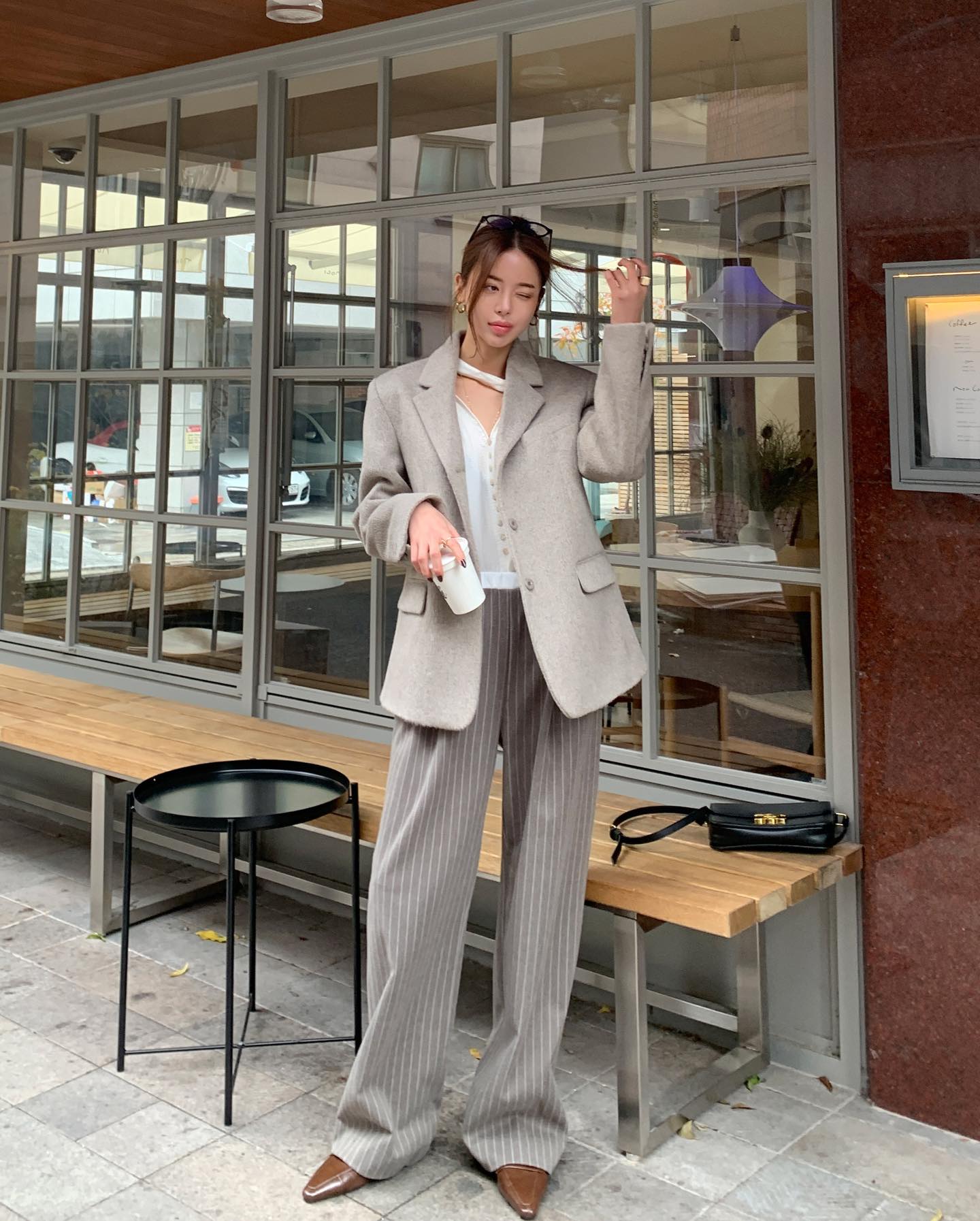 Quần kẻ sọc giúp tạo hiệu ứng kéo dài chân rõ rệt. Những đường sọc nhỏ, màu hài hòa sẽ giúp tổng thể trông cao ráo hơn. Kết hợp cùng áo đơn giản, item này mang lại vẻ ngoài gọn gàng, thanh lịch mà không cần phối đồ cầu kỳ.