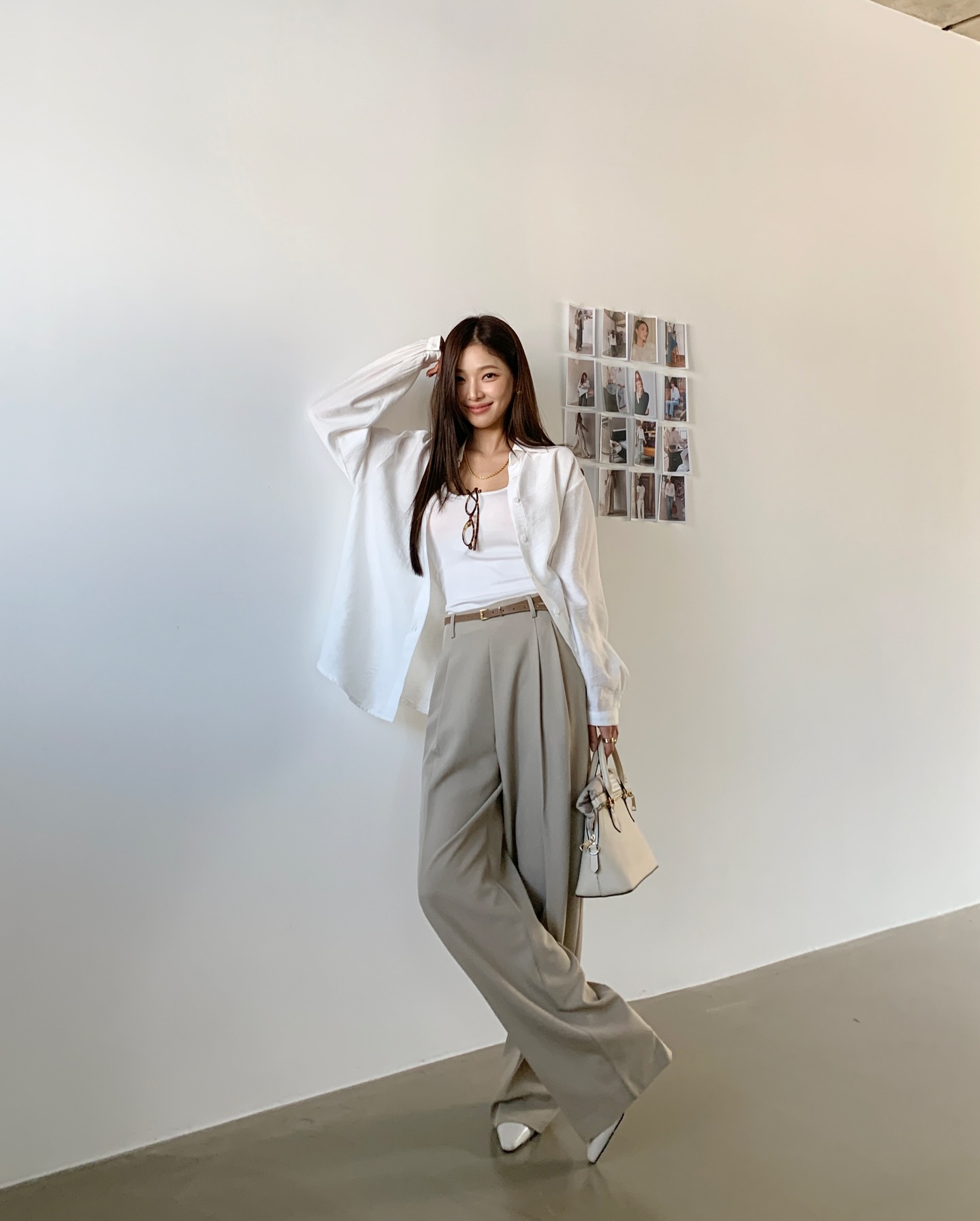 Quần âu ống rộng giúp vóc dáng trông cao ráo và thanh thoát hơn. Thiết kế này dễ phối với nhiều kiểu áo như blouse, sơ mi hay blazer. Chỉ cần chọn màu trung tính, bạn đã có item có thể mặc quanh năm mà vẫn luôn hợp thời.