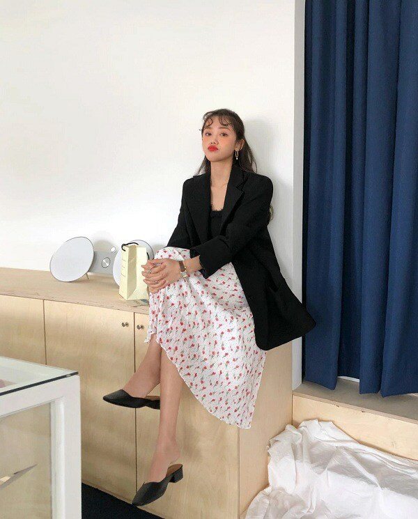 Chân váy hoa nhí là lựa chọn lý tưởng cho mùa Hè nhờ vẻ ngoài tươi tắn, dễ tạo thiện cảm. Họa tiết nhỏ giúp tổng thể nhẹ nhàng hơn, đồng thời hack tuổi hiệu quả. Khi kết hợp cùng áo đơn giản, outfit trở nên hài hòa, xinh xắn mà vẫn rất dễ mặc.