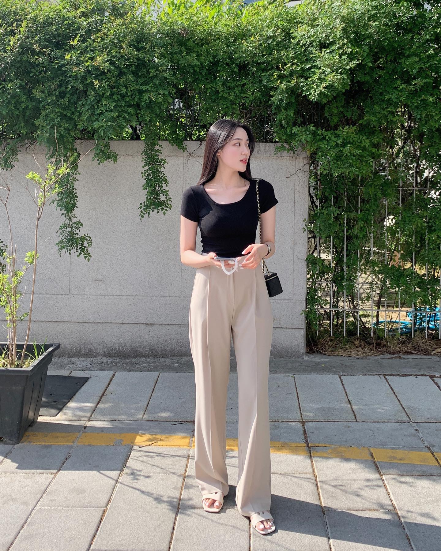 Áo thun phối cùng quần âu tạo nên outfit tối giản nhưng vẫn hiện đại. Nên chọn áo trơn, form vừa để giữ sự thanh lịch. Khi sơ vin gọn gàng, tổng thể trở nên chỉn chu hơn, phù hợp cả đi làm lẫn những buổi dạo phố nhẹ nhàng.