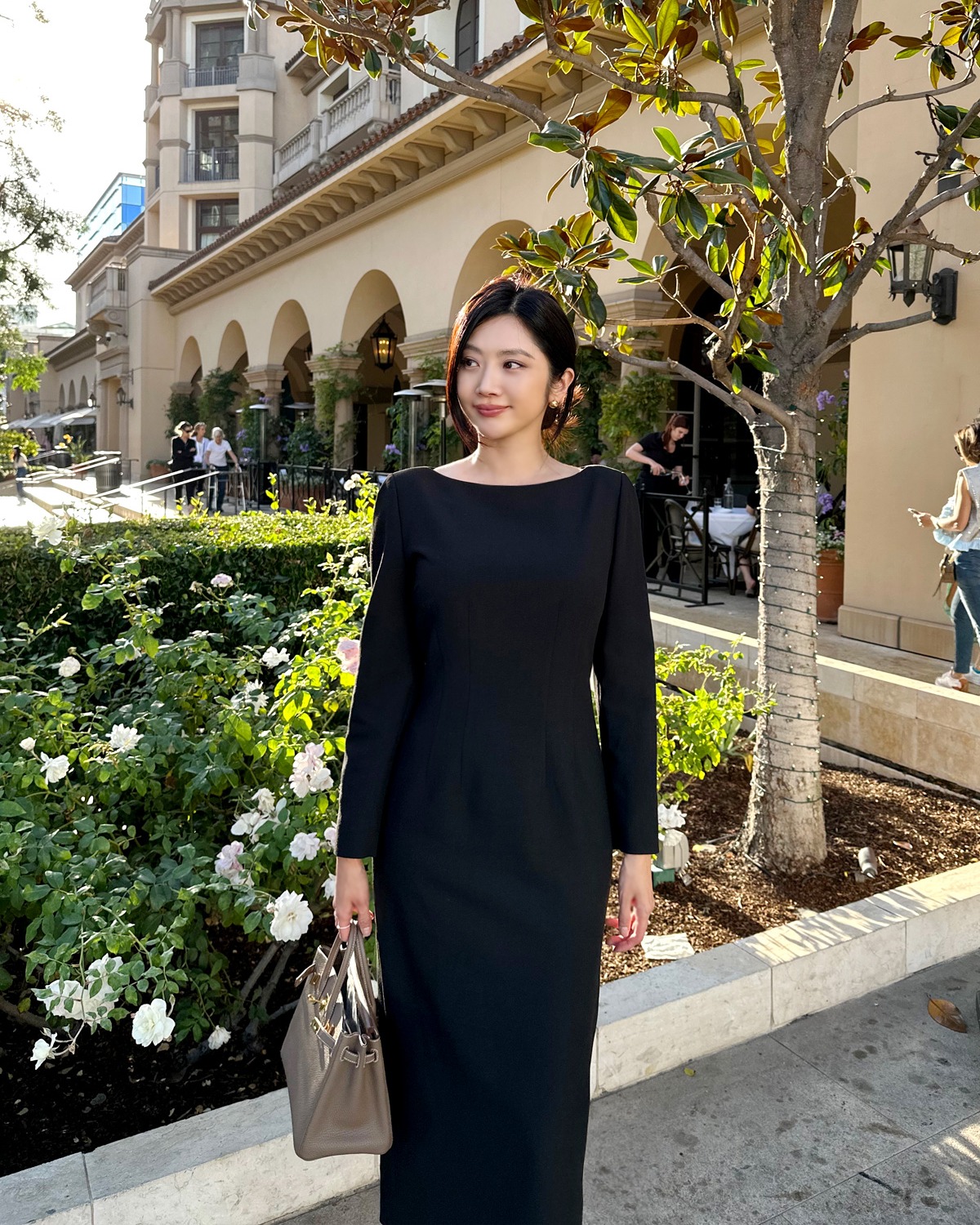 Váy liền dáng suông hoặc nhấn eo giúp tiết kiệm thời gian phối đồ. Mang lại vẻ nữ tính, tinh tế và phù hợp nhiều hoàn cảnh.