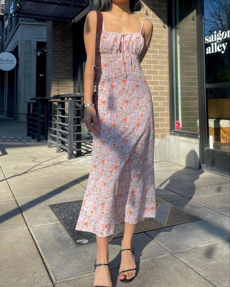 Váy liền thân chất voan là lựa chọn cứu cánh cho mùa Hè nhờ độ nhẹ, thoáng và bay bổng. Thiết kế dáng midi hoặc suông giúp giữ sự kín đáo, thanh lịch nơi công sở. Chỉ cần phối cùng giày búp bê hoặc sandal là đã hoàn thiện outfit.